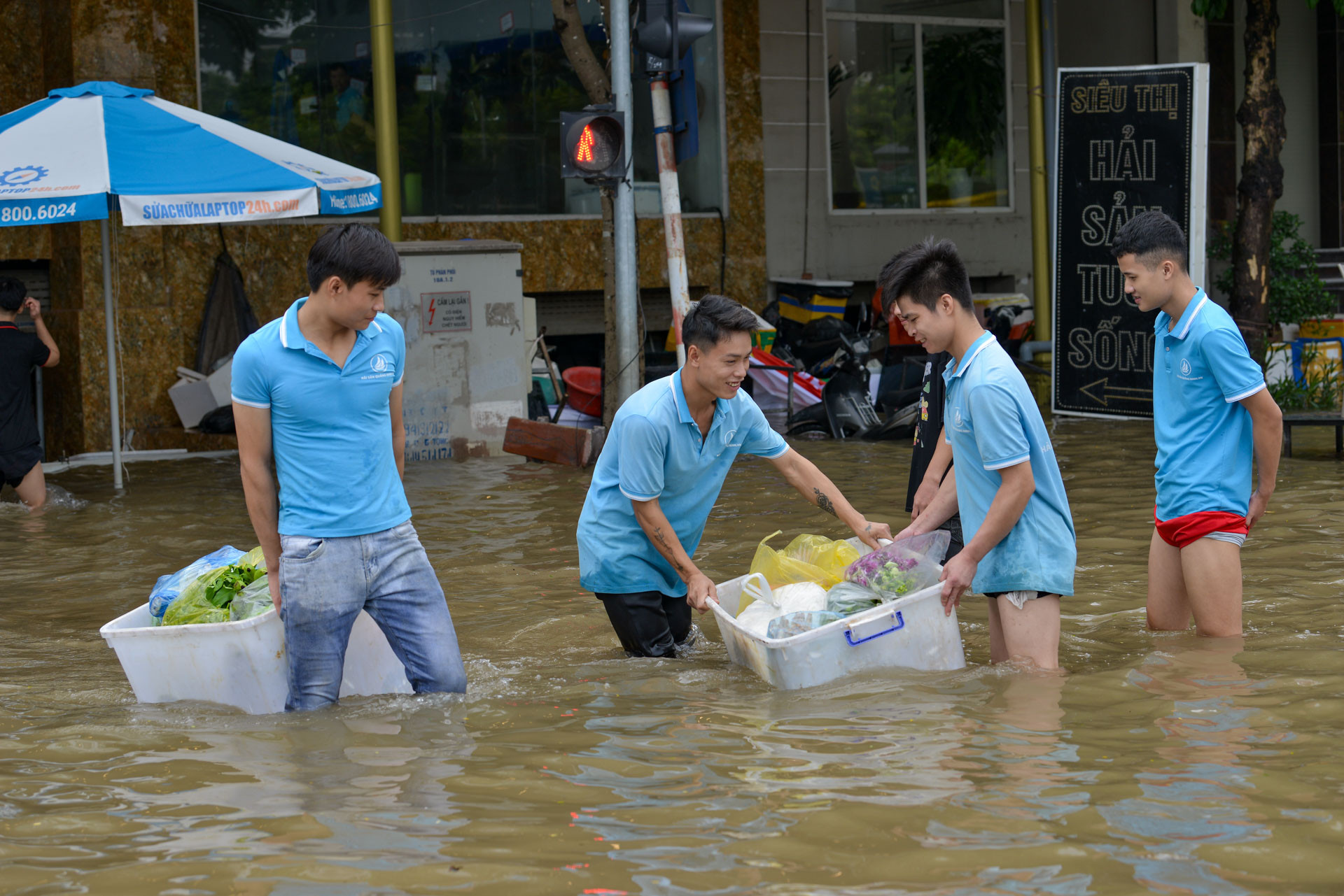 Những chiếc thùng nhựa, thùng xốp trở thành vật dụng chuyên chở khi bị ngập.