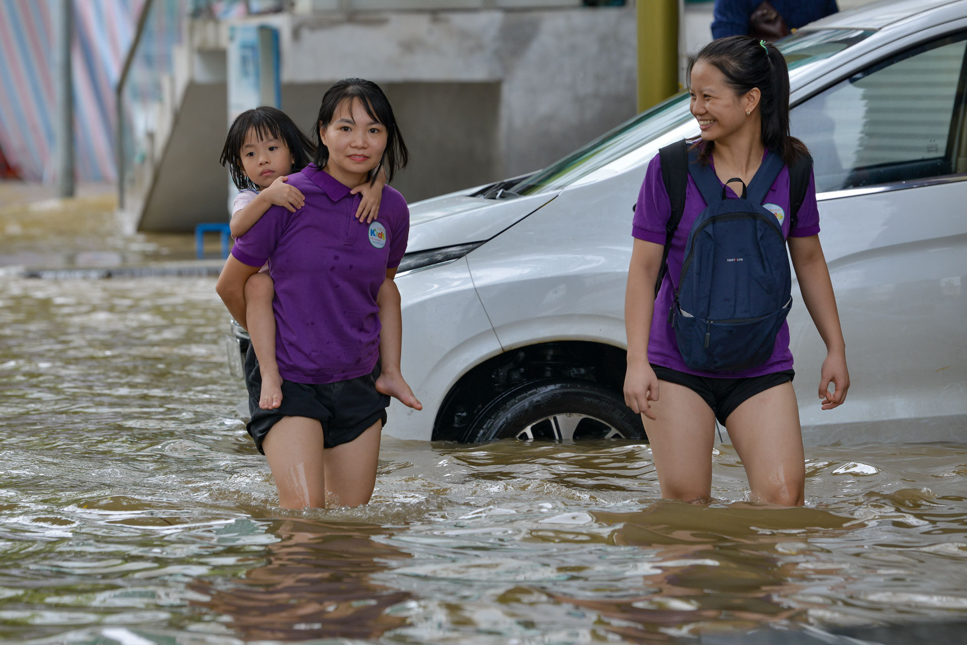 Do ngập sâu, nhiều cô giáo mầm non phải ra tận bên ngoài để cõng học sinh vào lớp học.