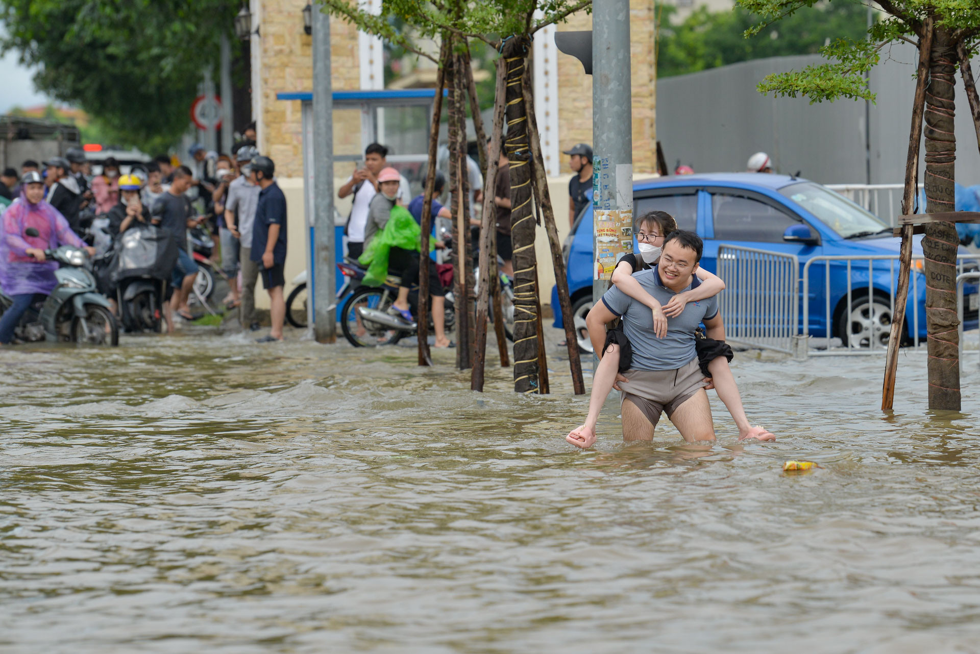 Người dân sinh sống tại đây cho biết, đã quá quen thuộc mỗi khi ngập mặc dù đang được sống tại khu vực đô thị.
