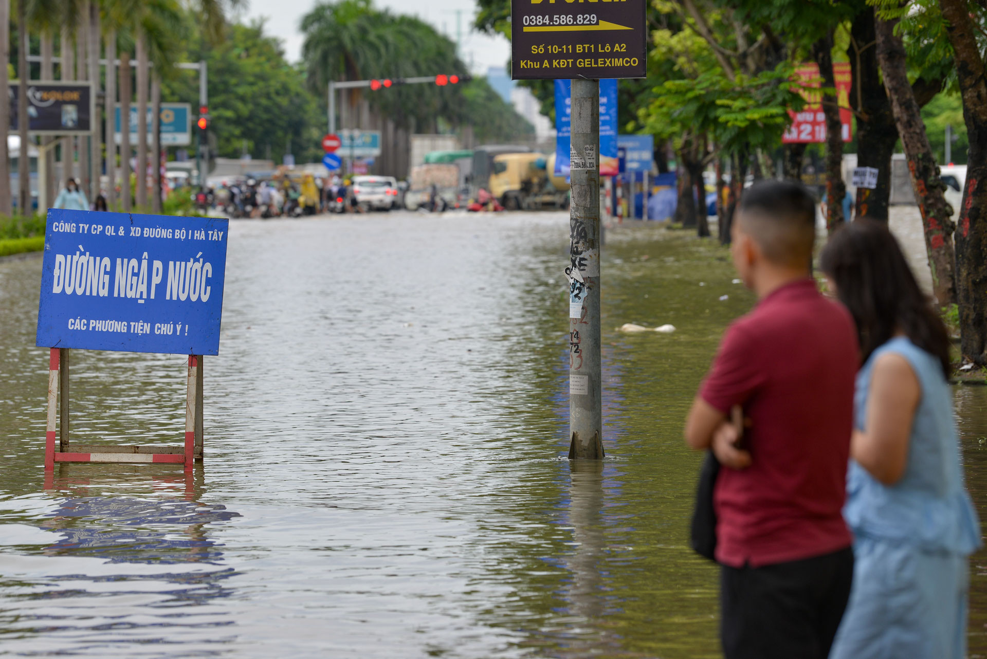 Biển báo đường ngập được đặt tại nhiều điểm để cảnh báo các phương tiện.