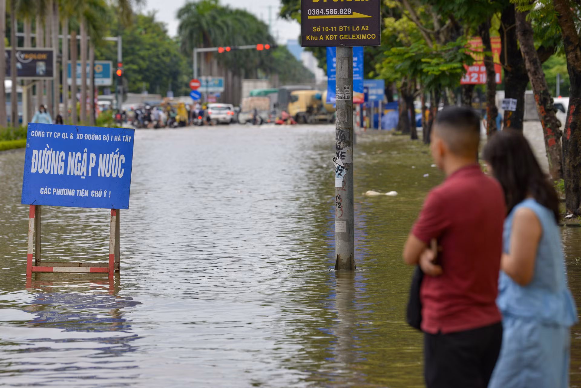 Biển báo đường ngập được đặt tại nhiều điểm để cảnh báo các phương tiện.