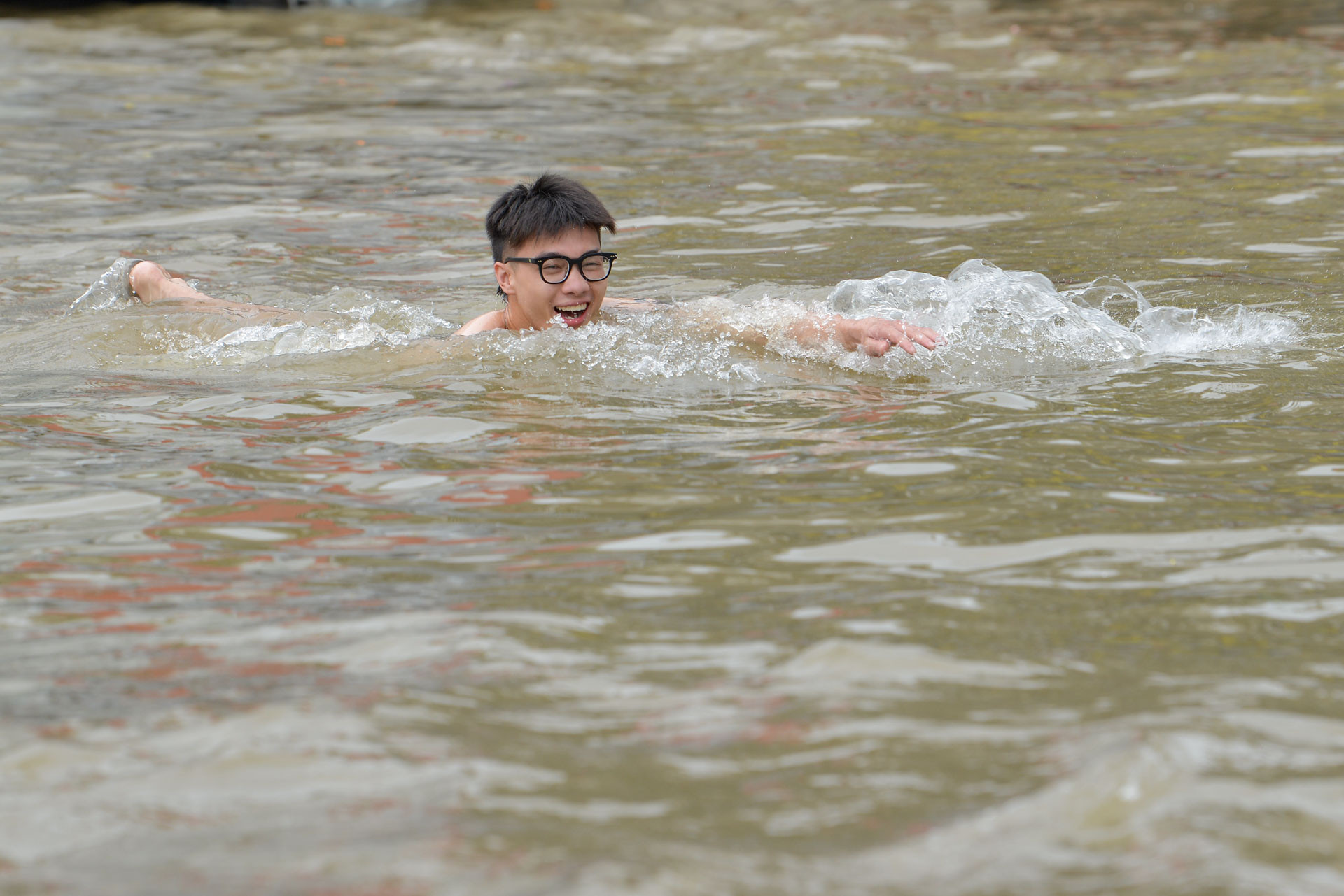 Nhiều bạn trẻ lại vô tư bơi tại các điểm ngập.