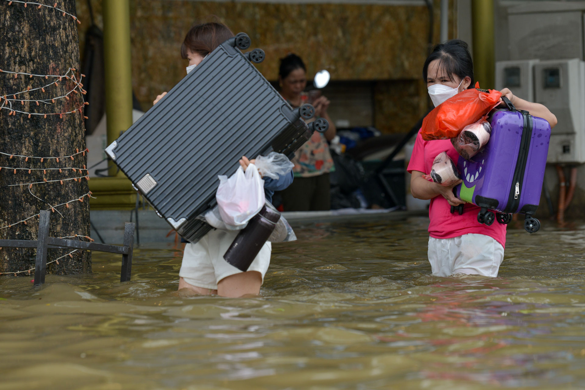 Tuy sáng hôm nay (24/7), trời đã tạnh mưa, nhưng nhiều điểm tại nơi đây vẫn ngập sâu.