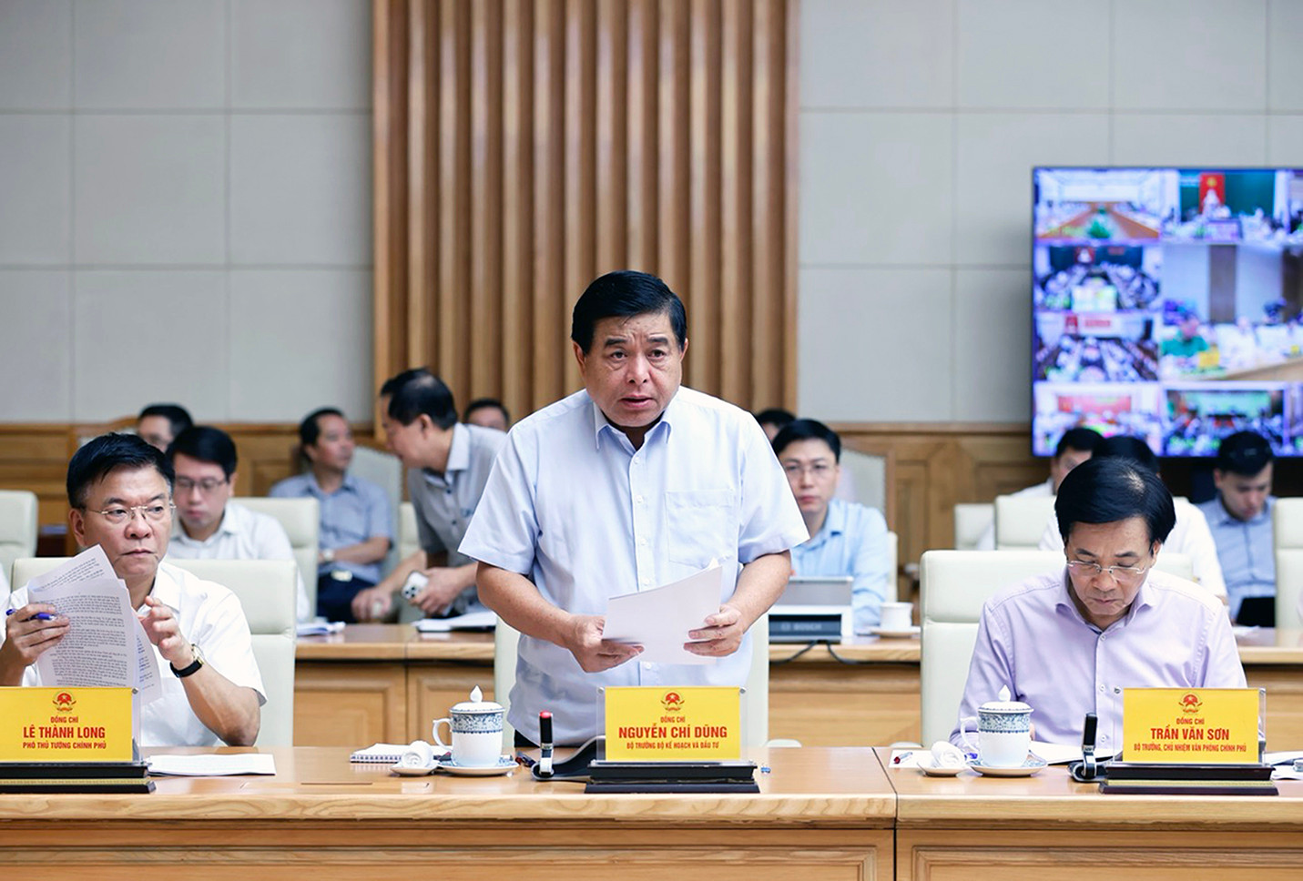 Bộ trưởng Kế hoạch và Đầu tư Nguyễn Chí Dũng báo cáo kết quả triển khai đầu tư công năm 2024. Bộ trưởng Kế hoạch và Đầu tư Nguyễn Chí Dũng báo cáo kết quả triển khai đầu tư công năm 2024.