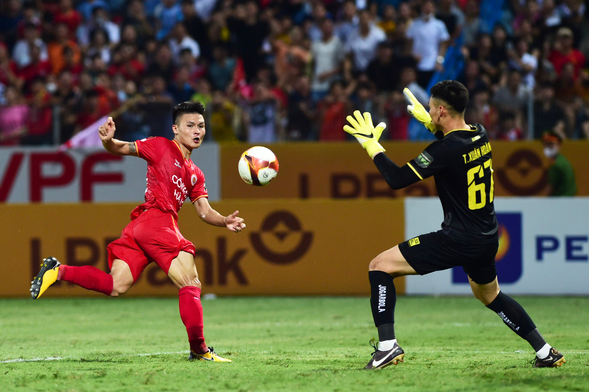 Tình huống Quang Hải uy hiếp khung thành của Xuân Hoàng như không có bàn thắng.