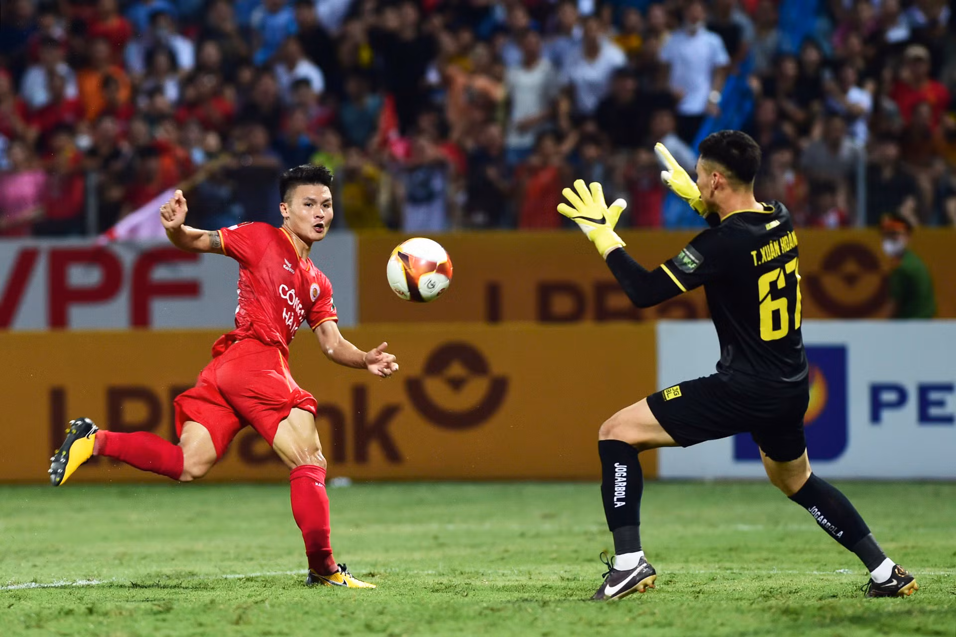 Tình huống Quang Hải uy hiếp khung thành của Xuân Hoàng như không có bàn thắng.