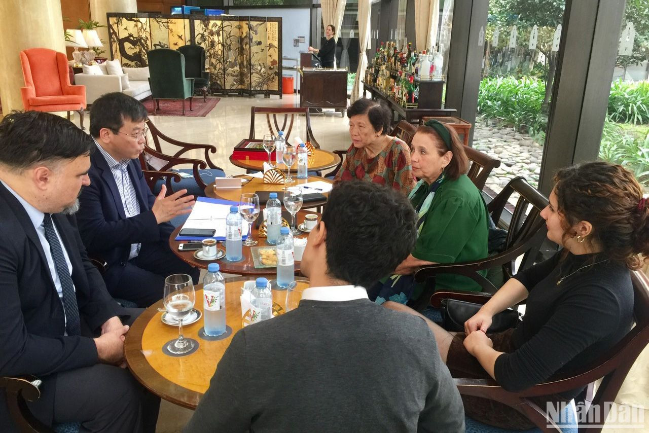 Cuộc gặp cuối tháng Tư giữa những người bạn Việt Nam và Argentina. Cuộc gặp cuối tháng Tư giữa những người bạn Việt Nam và Argentina.