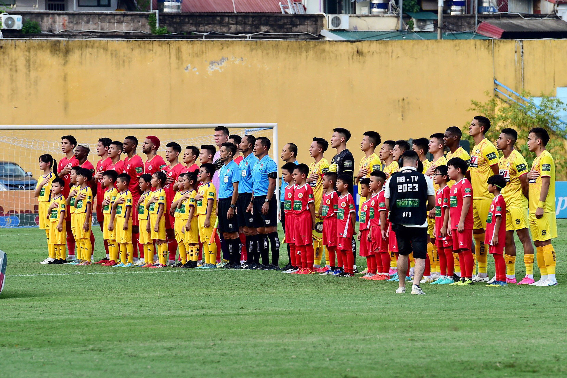 Các cầu thủ hai đội thực hiện nghi thức chào cờ trước giờ bóng lăn.