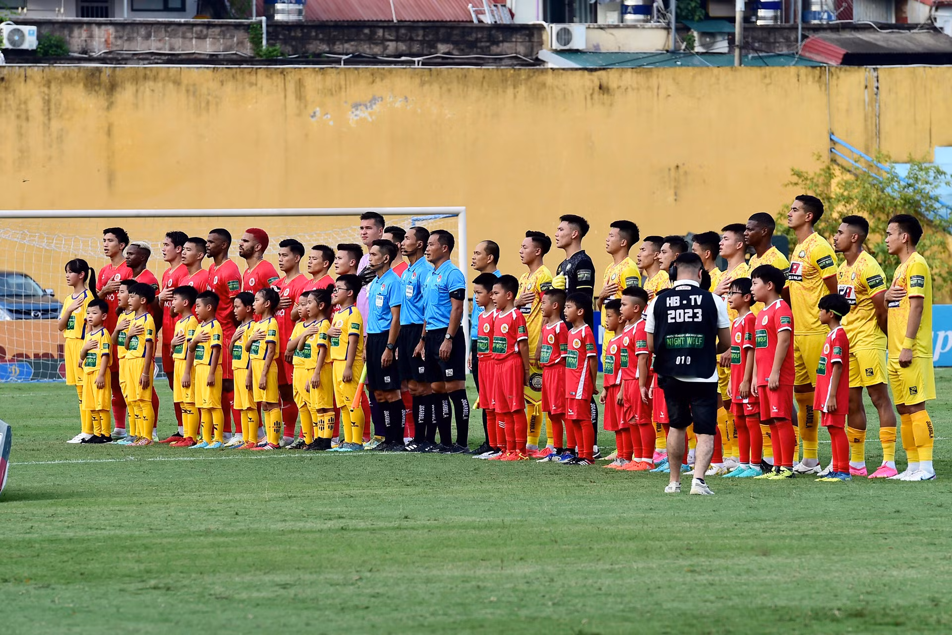 Các cầu thủ hai đội thực hiện nghi thức chào cờ trước giờ bóng lăn.