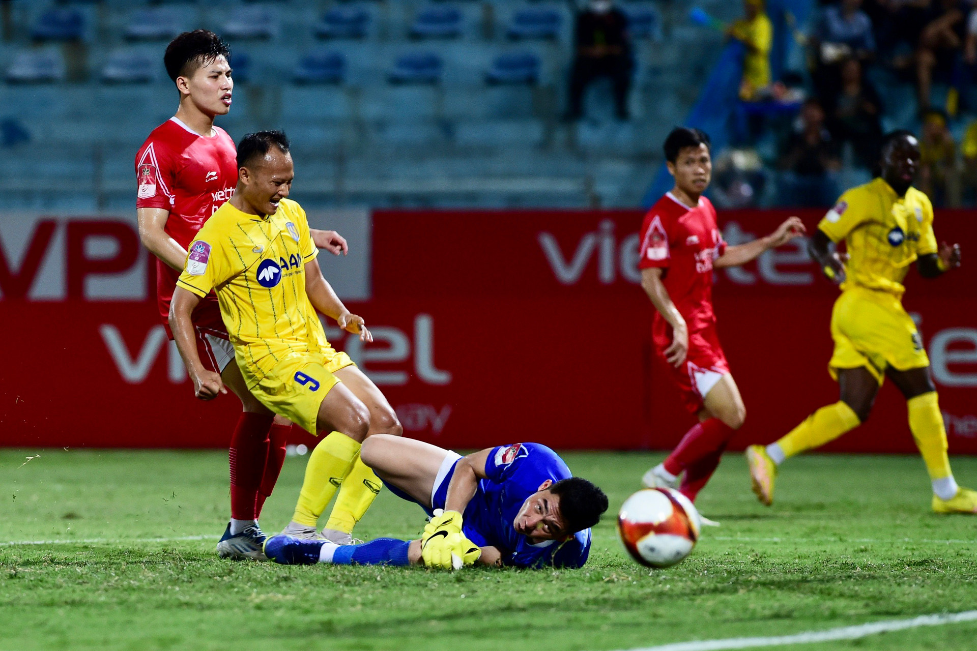 Trọng Hoàng bỏ lỡ cơ hội nguy hiểm trước khung thành Viettel.