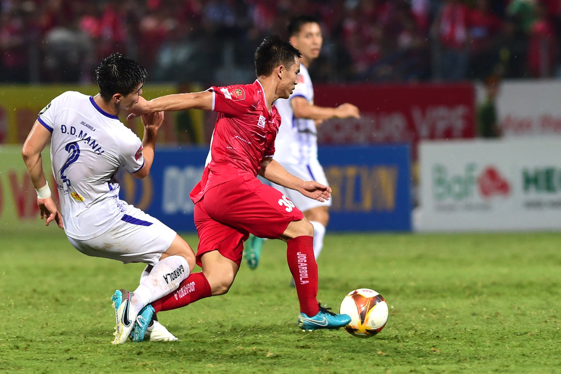 Phút 33, Martin Lo xâm nhập vòng cấm và bị ngã khi va chạm với Việt Anh, trọng tài lập tức thổi phạt đền cho Hải Phòng. Sau khi kiểm tra công nghệ VAR, quyết định của trọng tài chính không thay đổi. Trên chấm 11m, Hữu Sơn dễ dàng đánh lừa thủ môn Tấn Trường gỡ hòa cho đội khách.