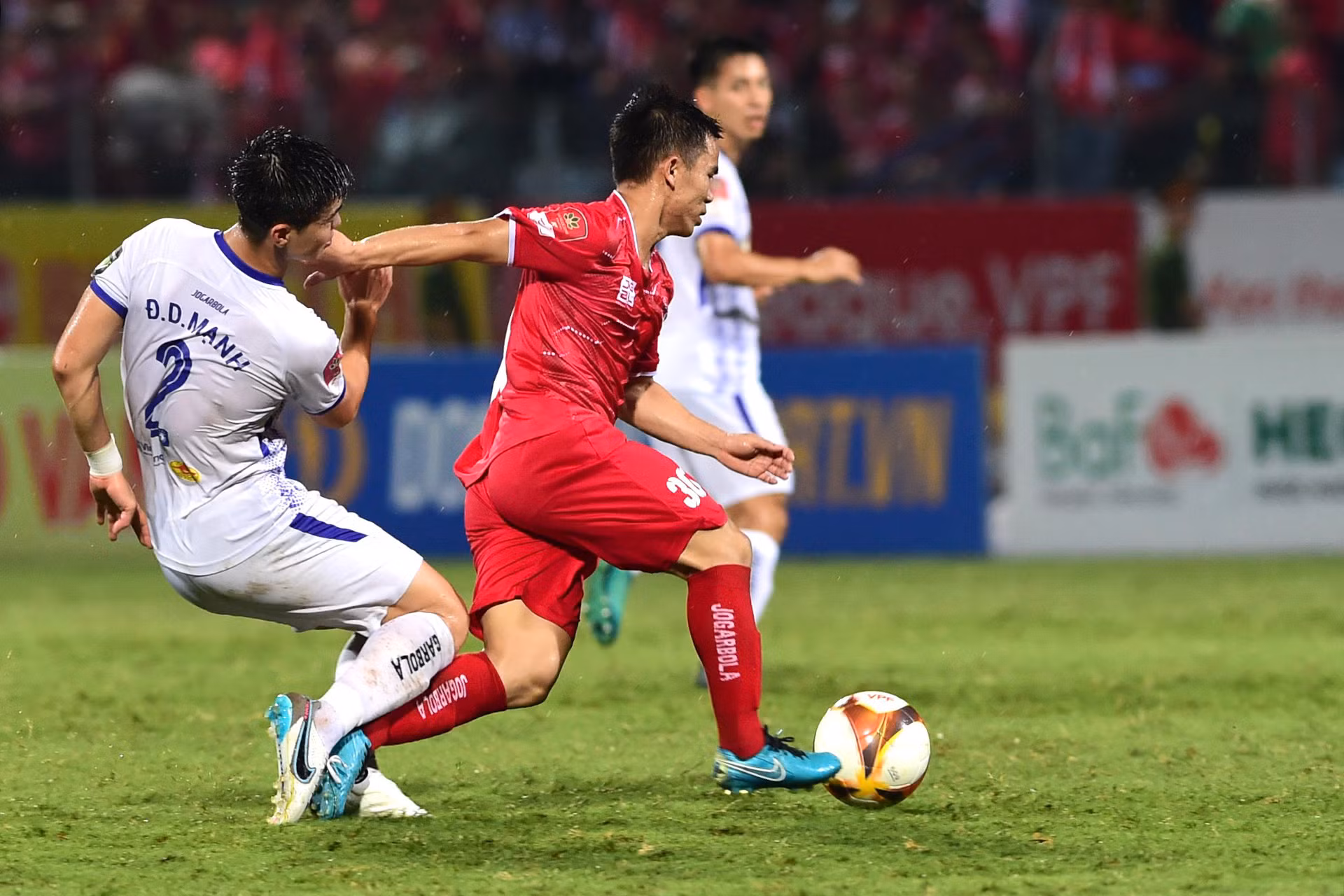 Phút 33, Martin Lo xâm nhập vòng cấm và bị ngã khi va chạm với Việt Anh, trọng tài lập tức thổi phạt đền cho Hải Phòng. Sau khi kiểm tra công nghệ VAR, quyết định của trọng tài chính không thay đổi. Trên chấm 11m, Hữu Sơn dễ dàng đánh lừa thủ môn Tấn Trường gỡ hòa cho đội khách.