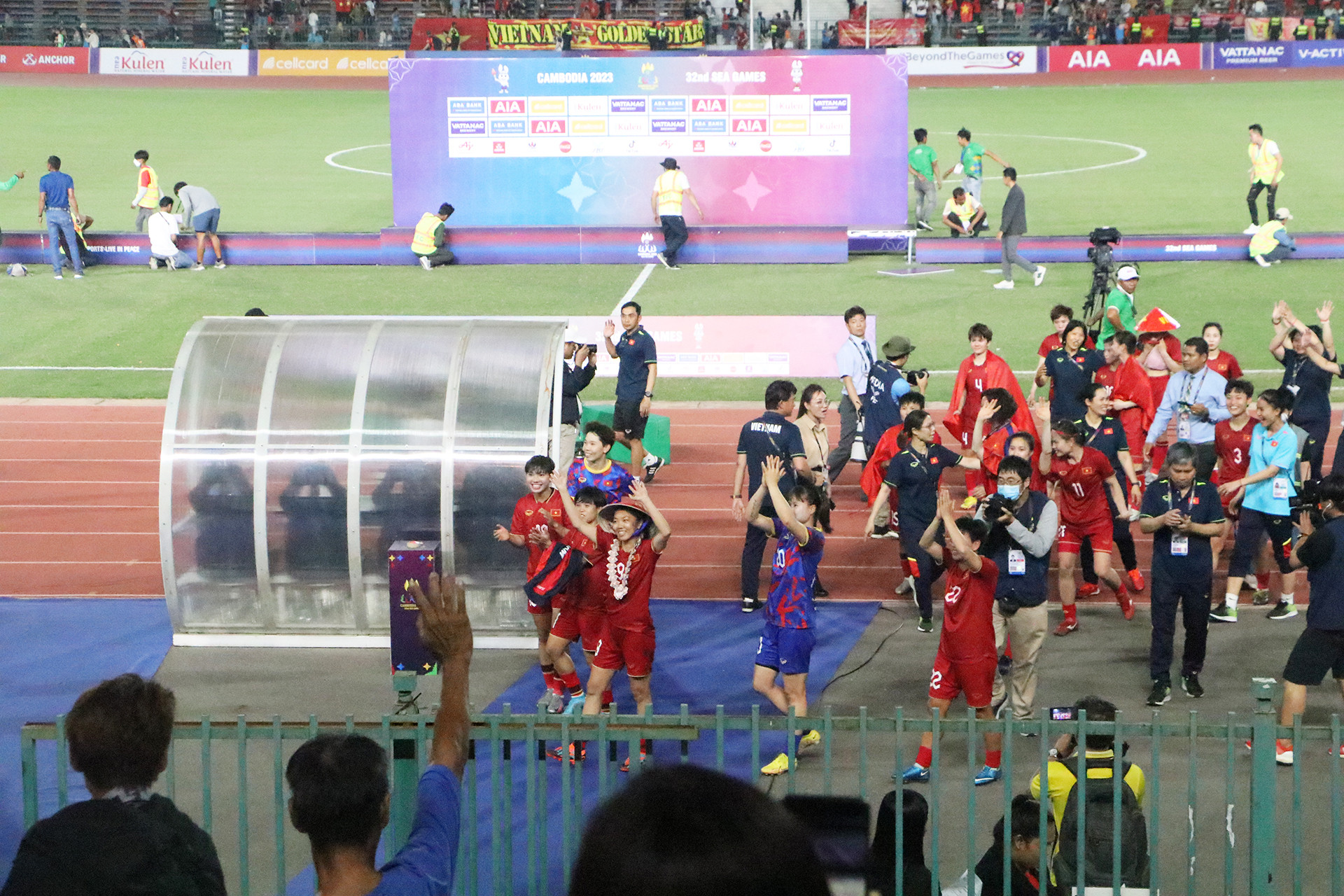 Các nhà vô địch bóng đá nữ SEA Games 32 chào và cảm ơn khán giả. Các nhà vô địch bóng đá nữ SEA Games 32 chào và cảm ơn khán giả.