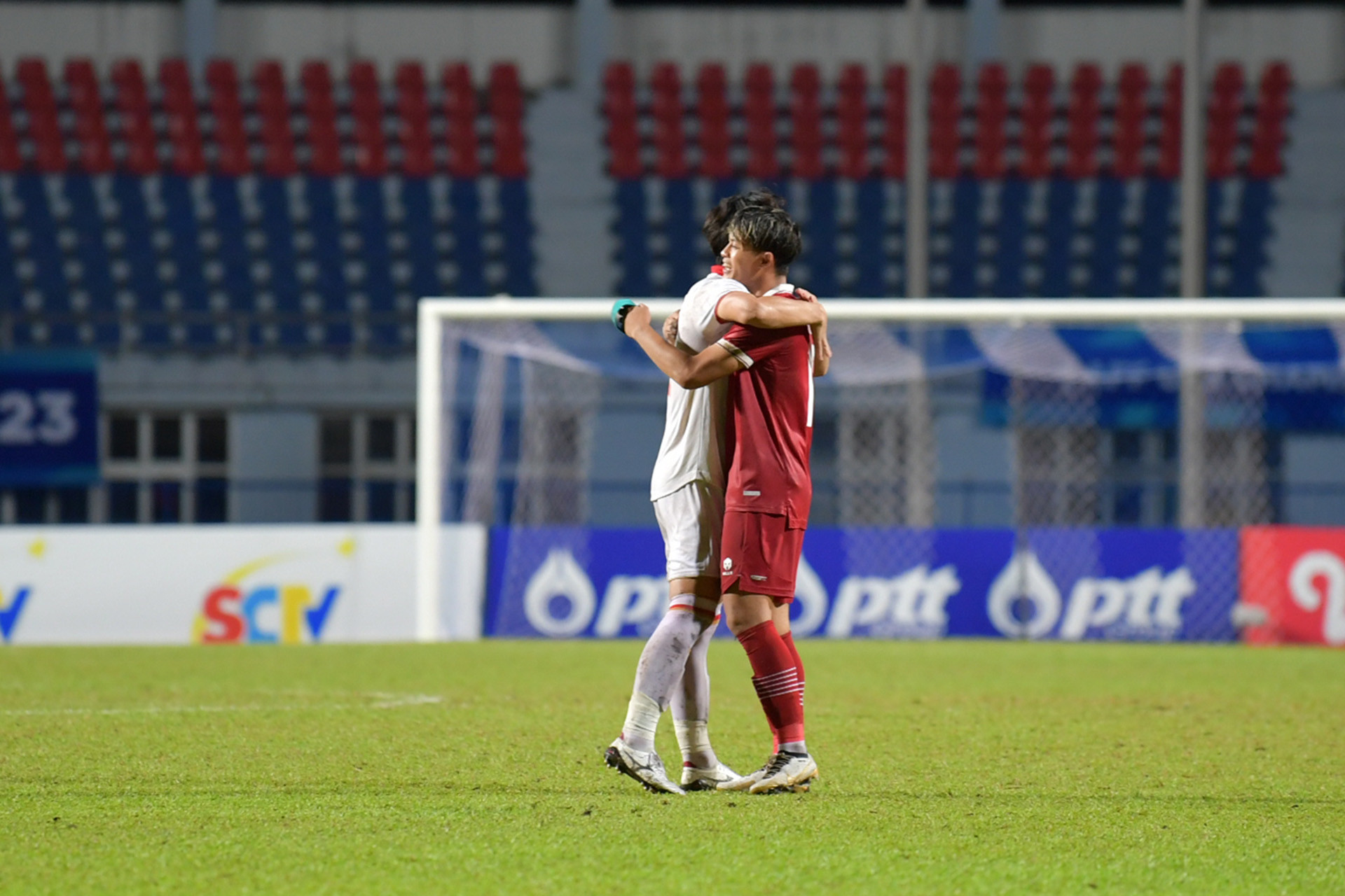 Cầu thủ hai đội trao nhau những cái ôm sau trận đấu kịch tính.