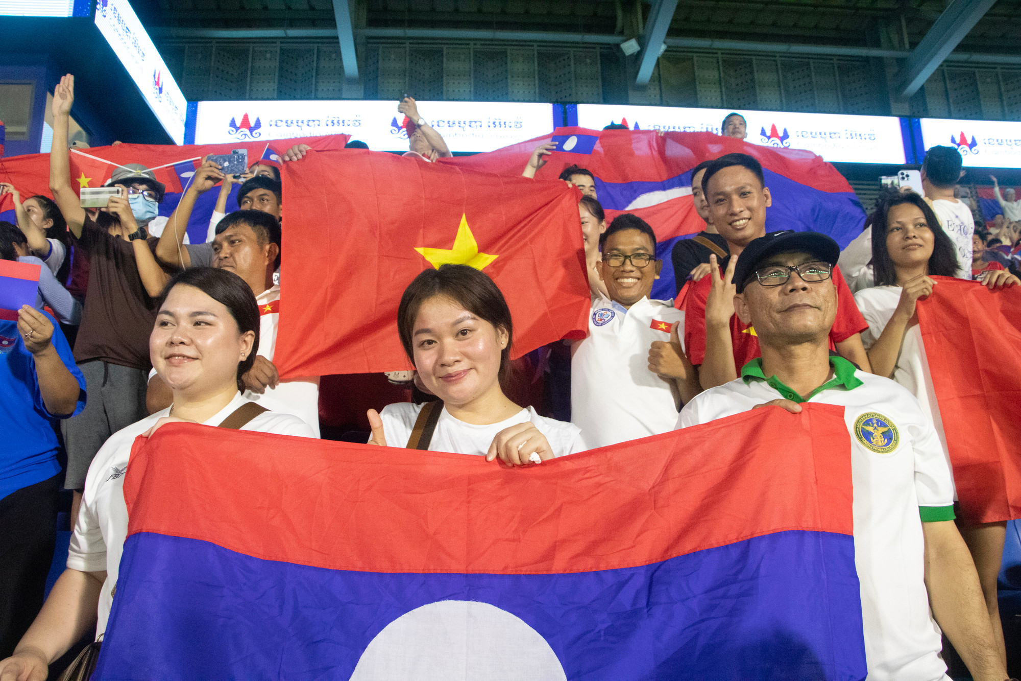Các cổ động viên khả ái của đội tuyển Lào.