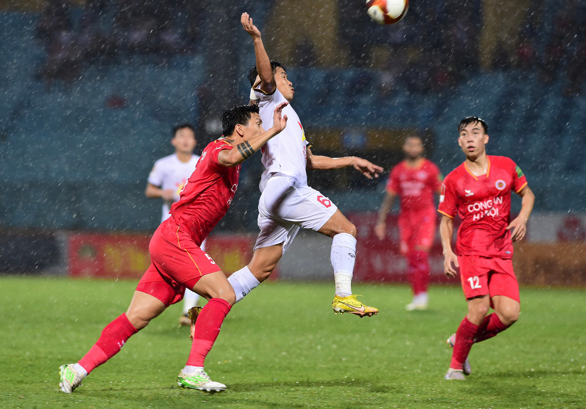 Tiếp theo đó, sai lầm đến từ thủ môn Quang Tuấn khi đã ra vào không hợp lý sau đường treo bóng của hàng công đội chủ nhà, tỷ số được nâng lên 2-0.