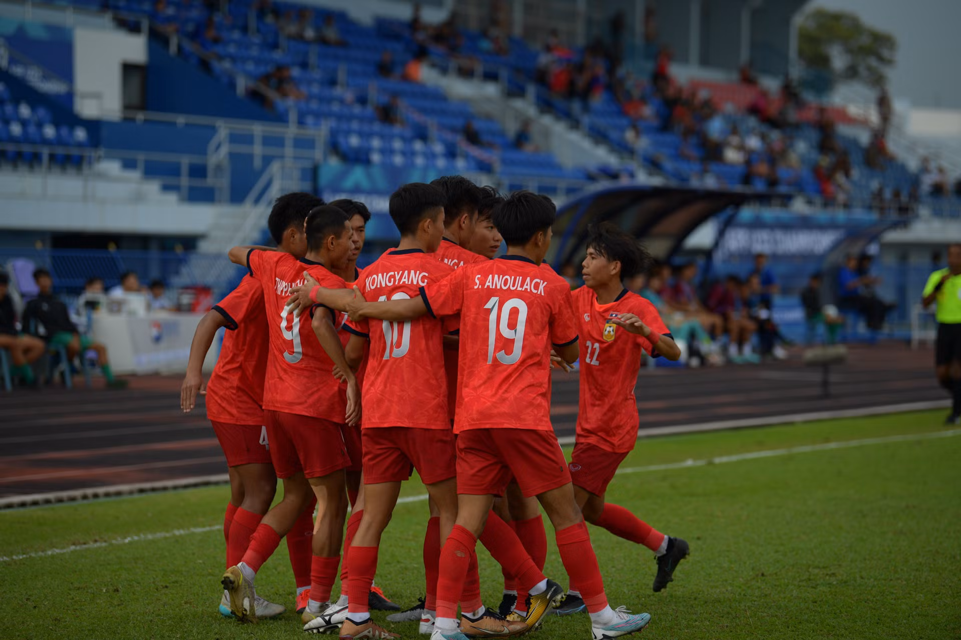 Mặc dù bị dẫn trước, U23 Lào sớm tìm được bàn gỡ hòa ở đầu hiệp 2. Phút 52, xuất phát từ pha bóng lộn xộn trước cầu thủ môn U23 Việt Nam, Khambaione nhanh chân dứt điểm ghi bàn gỡ hòa 1-1.