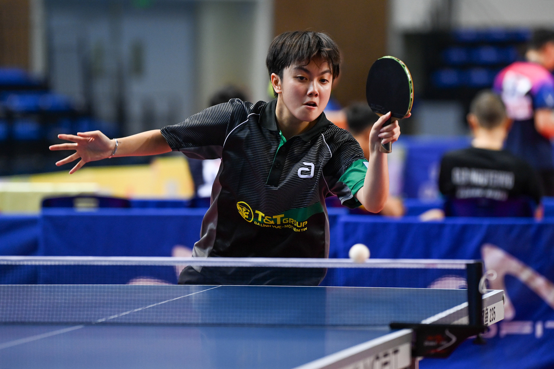 Trần Mai Ngọc (Hà Nội T&T) có mái tóc cắt ngắn cùng dáng người mảnh khảnh. Mỗi khi vào bàn bóng, nhà vô địch nội dung đôi nam nữ SEA Games 32 thể hiện phong thái lạnh lùng để vượt qua từng đối thủ. Trần Mai Ngọc (Hà Nội T&T) có mái tóc cắt ngắn cùng dáng người mảnh khảnh. Mỗi khi vào bàn bóng, nhà vô địch nội dung đôi nam nữ SEA Games 32 thể hiện phong thái lạnh lùng để vượt qua từng đối thủ.