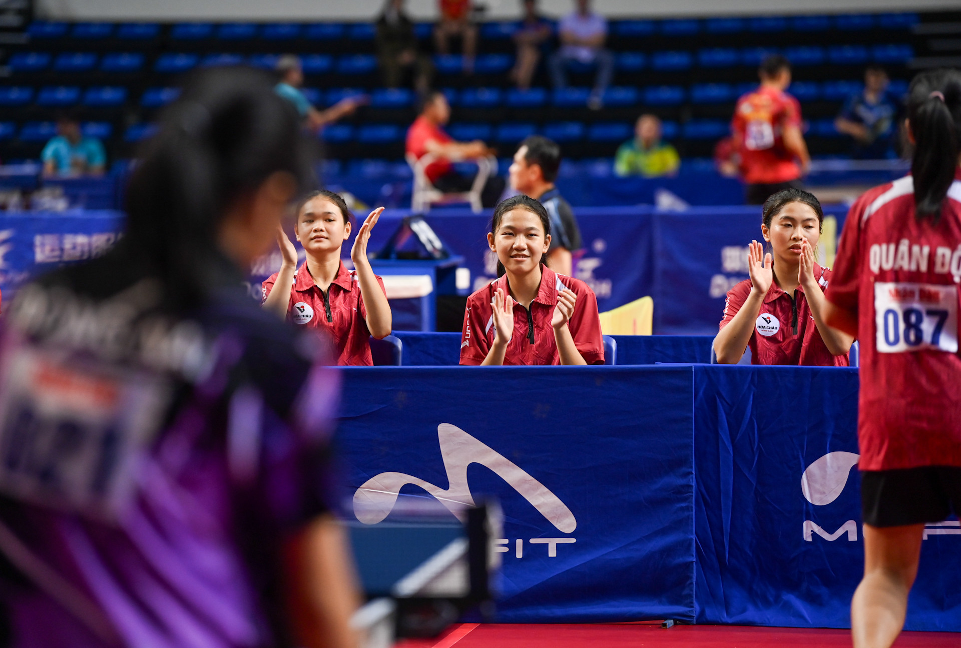 Các tay vợt nhí nữ của Quân đội cổ vũ tinh thần cho đồng đội.