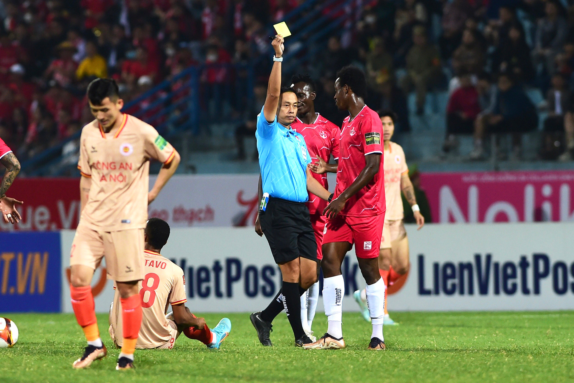 Trận đấu diễn ra căng thẳng ngay từ những phút thi đấu đầu tiên.