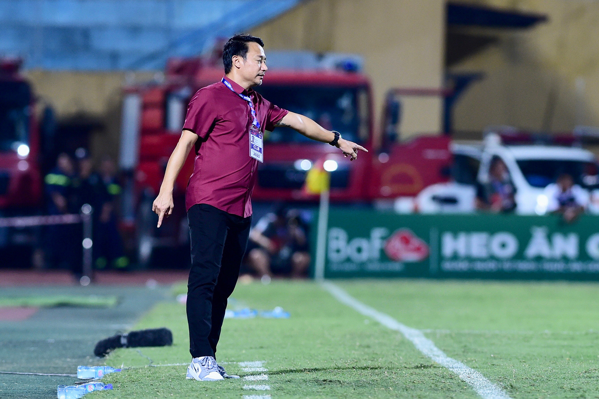 Huấn luyện viên Vũ Hồng Việt chỉ đạo các học trò Nam Định.