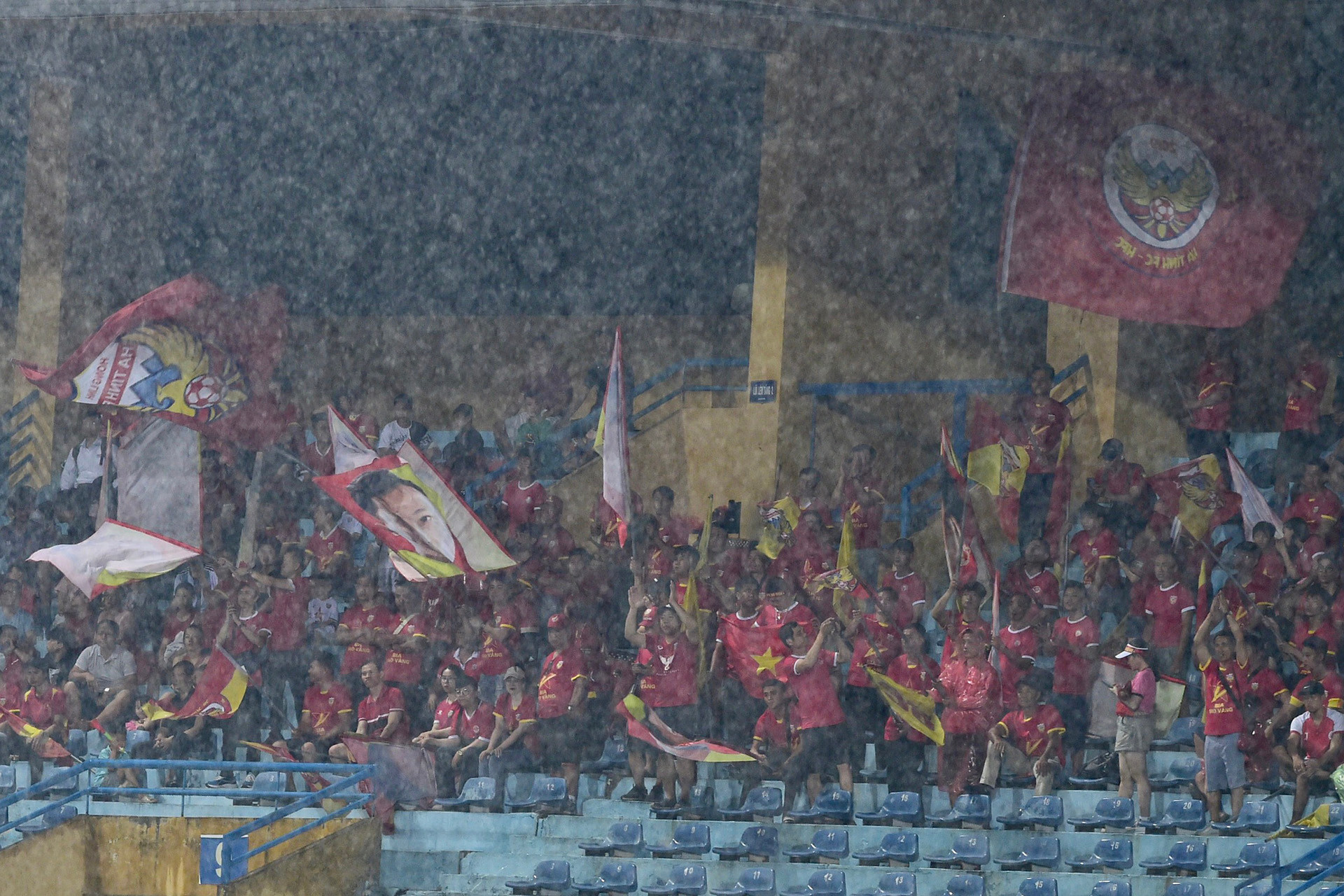 Người hâm mộ Hồng Lĩnh Hà Tĩnh đến với sân Hàng Đẫy dù thời tiết bất lợi.