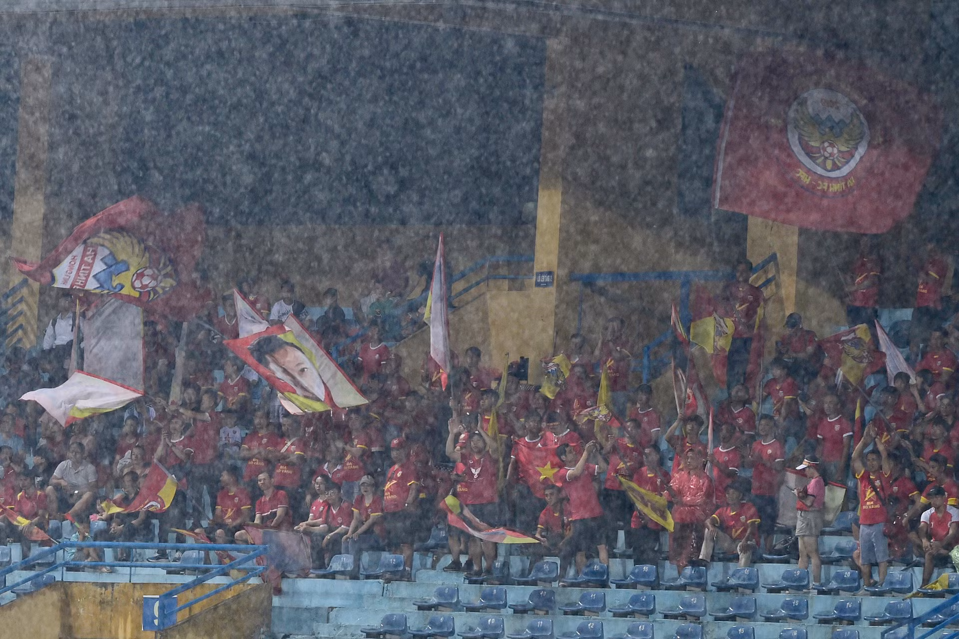 Người hâm mộ Hồng Lĩnh Hà Tĩnh đến với sân Hàng Đẫy dù thời tiết bất lợi.