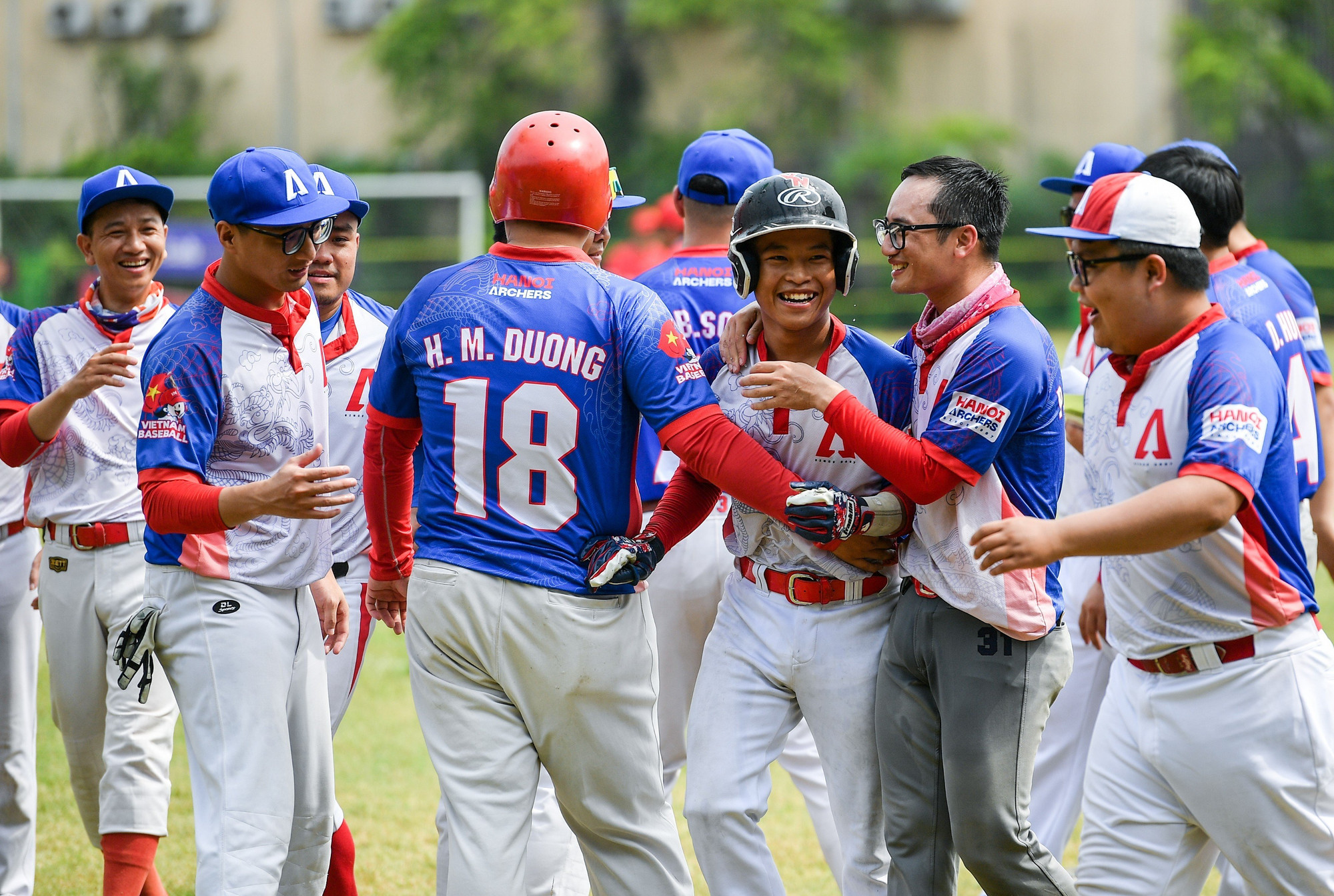 Niềm vui của các thành viên Hanoi Archers sau khi có pha home-run ấn tượng.