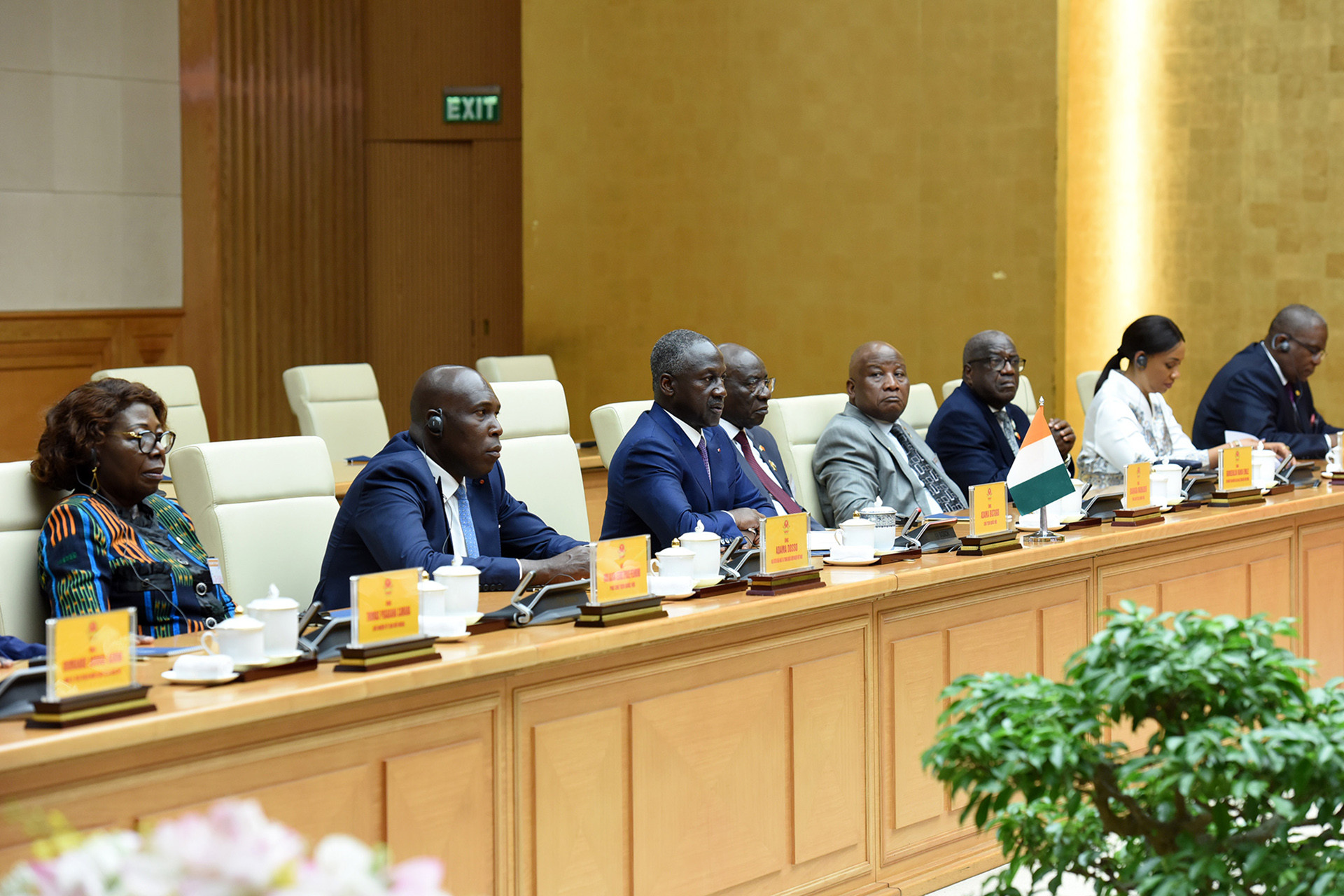 Chủ tịch Quốc hội Bờ Biển Ngà Adama Bictogo và các thành viên tháp tùng tại buổi tiếp.