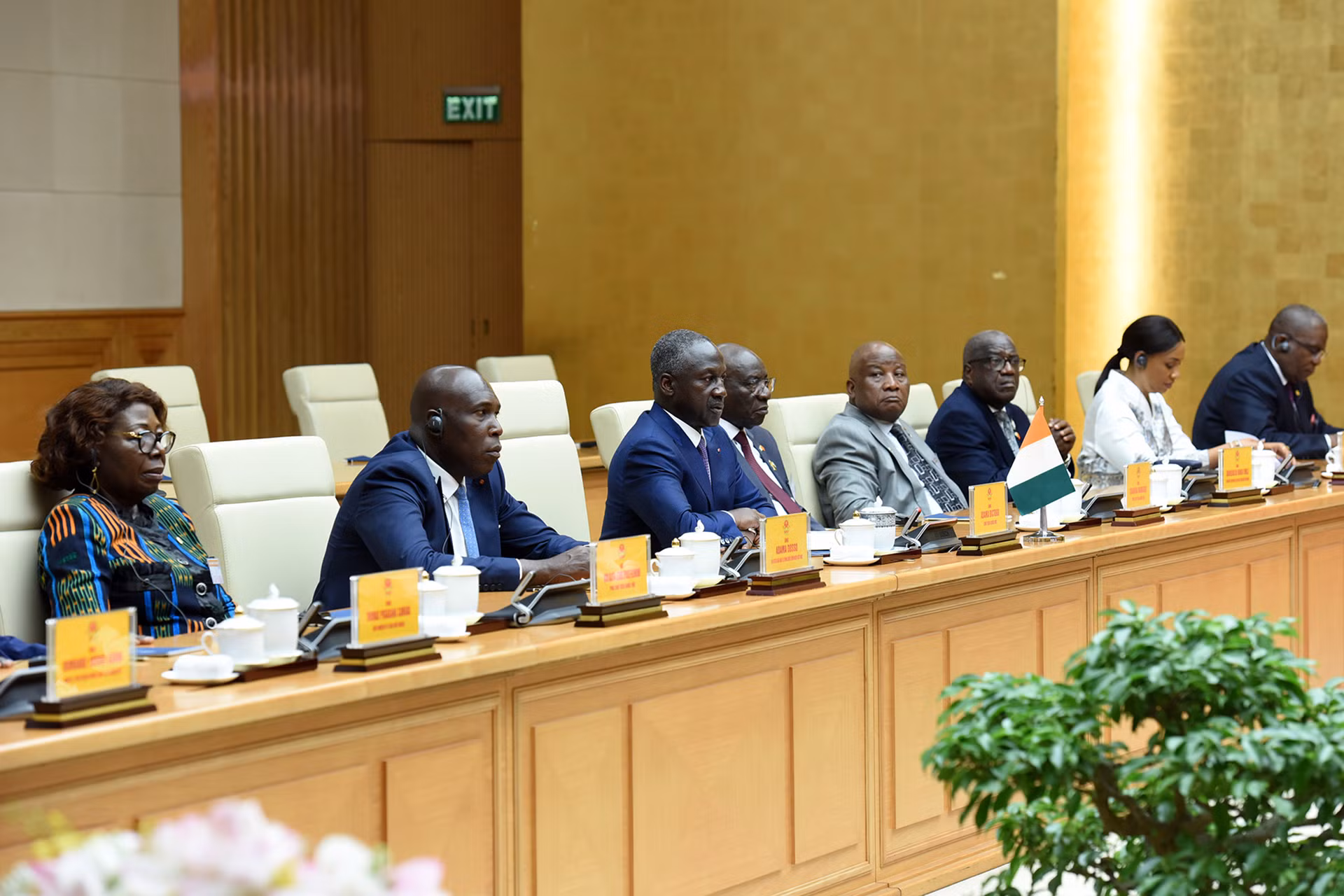 Chủ tịch Quốc hội Bờ Biển Ngà Adama Bictogo và các thành viên tháp tùng tại buổi tiếp.