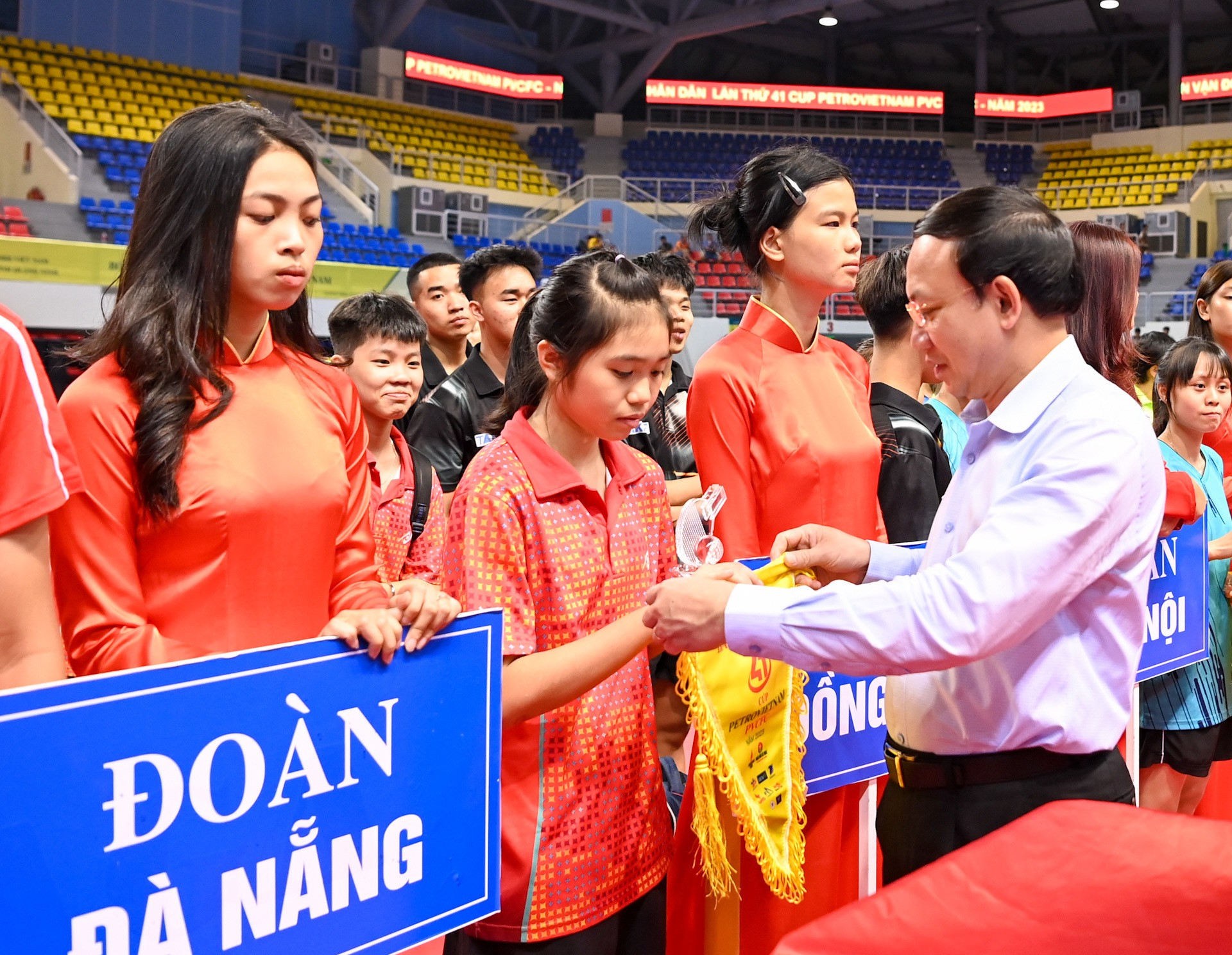 Đồng chí Nguyễn Xuân Ký, Bí thư Tỉnh ủy Quảng Ninh trao tặng Kỷ niệm chương các đội tham dự.