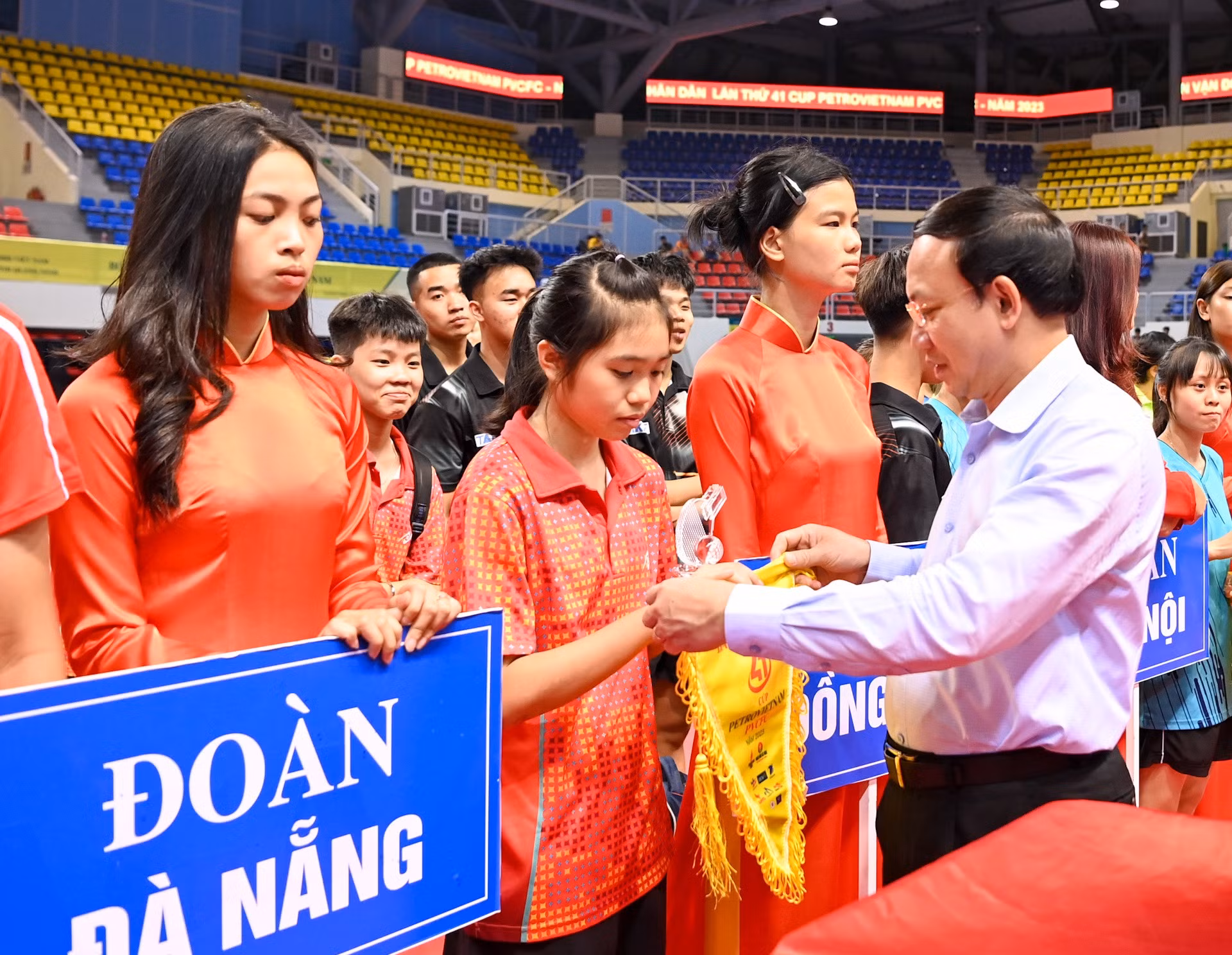 Đồng chí Nguyễn Xuân Ký, Bí thư Tỉnh ủy Quảng Ninh trao tặng Kỷ niệm chương các đội tham dự.