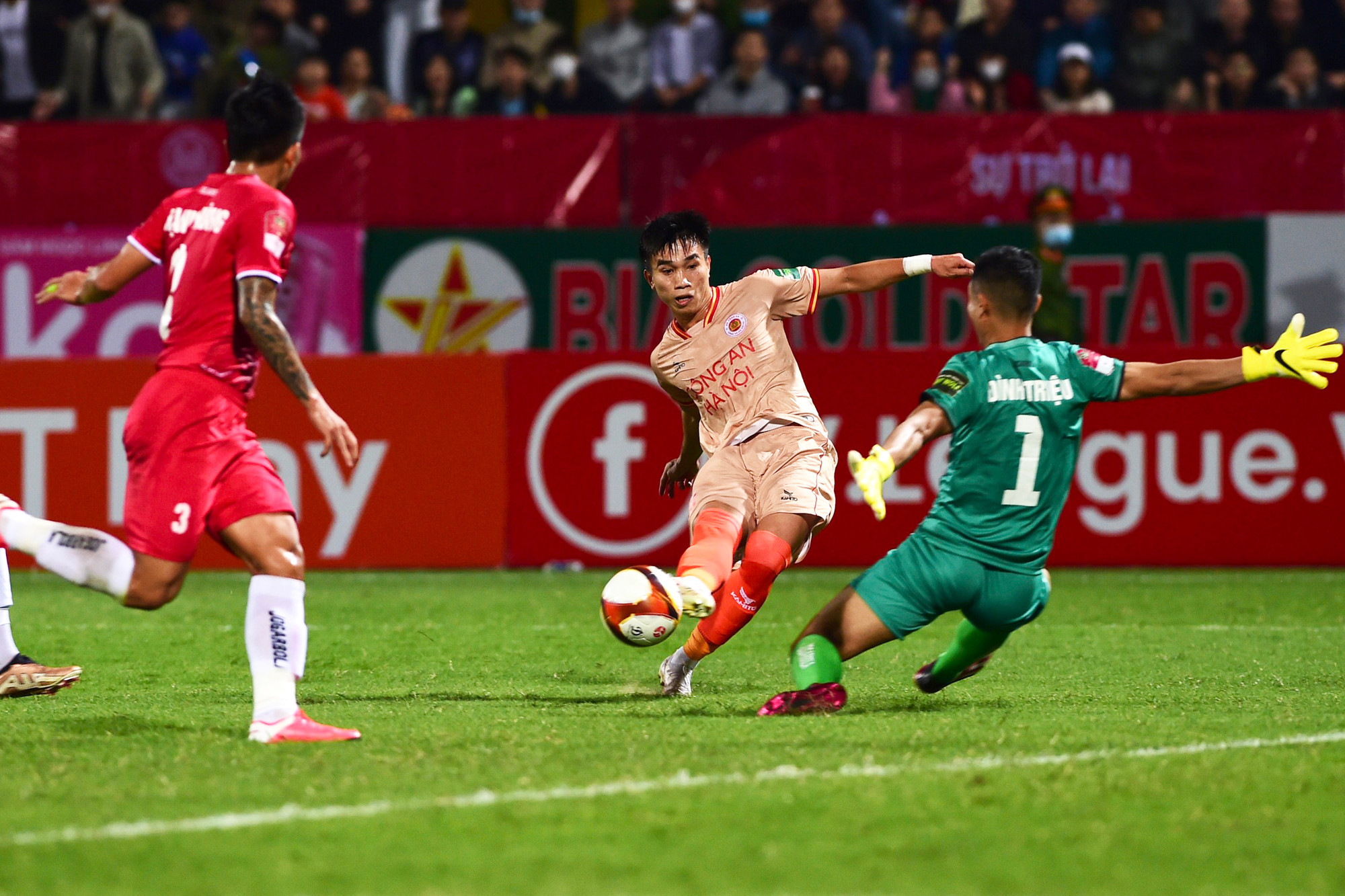 Tình huống dứt điểm nguy hiểm trước khung thành Hải Phòng.