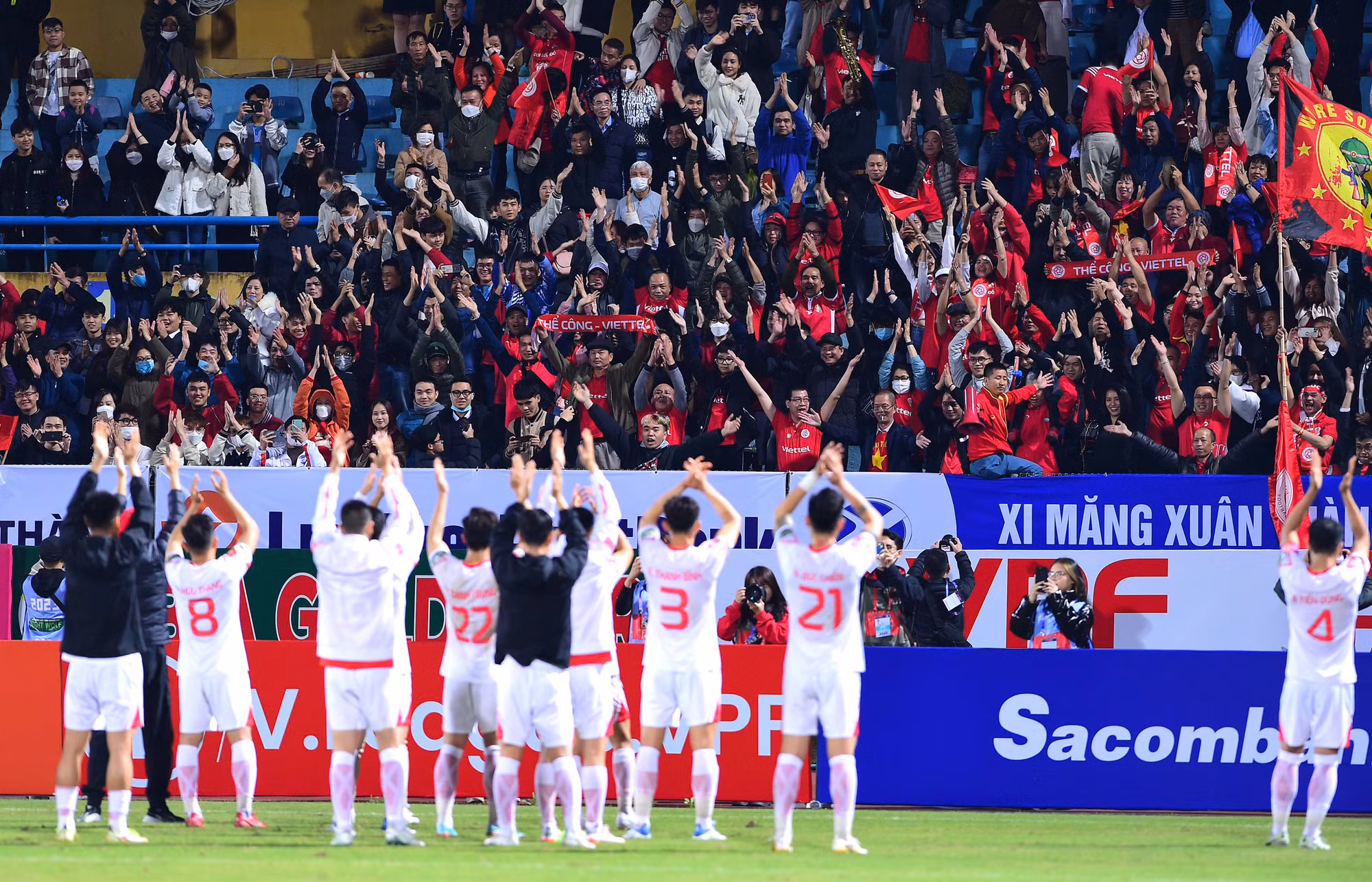 Viettel thắng chung cuộc với tỷ số 1-2. Các cầu thủ cảm ơn khán giả tới sân Hàng Đẫy ngay sau tiếng còi kết thúc trận đấu. Viettel thắng chung cuộc với tỷ số 1-2. Các cầu thủ cảm ơn khán giả tới sân Hàng Đẫy ngay sau tiếng còi kết thúc trận đấu.