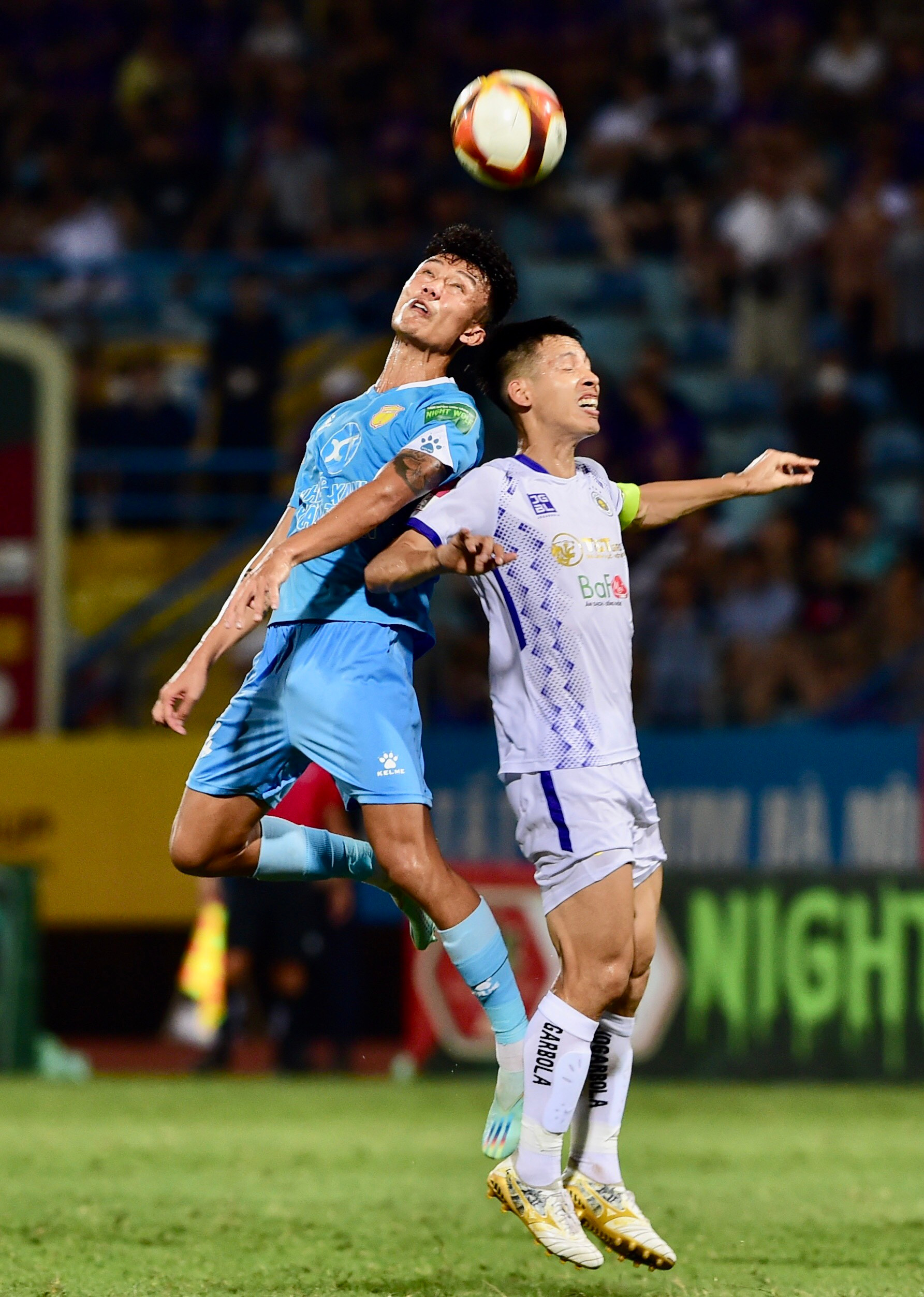 Tranh chấp quyết liệt trên không.