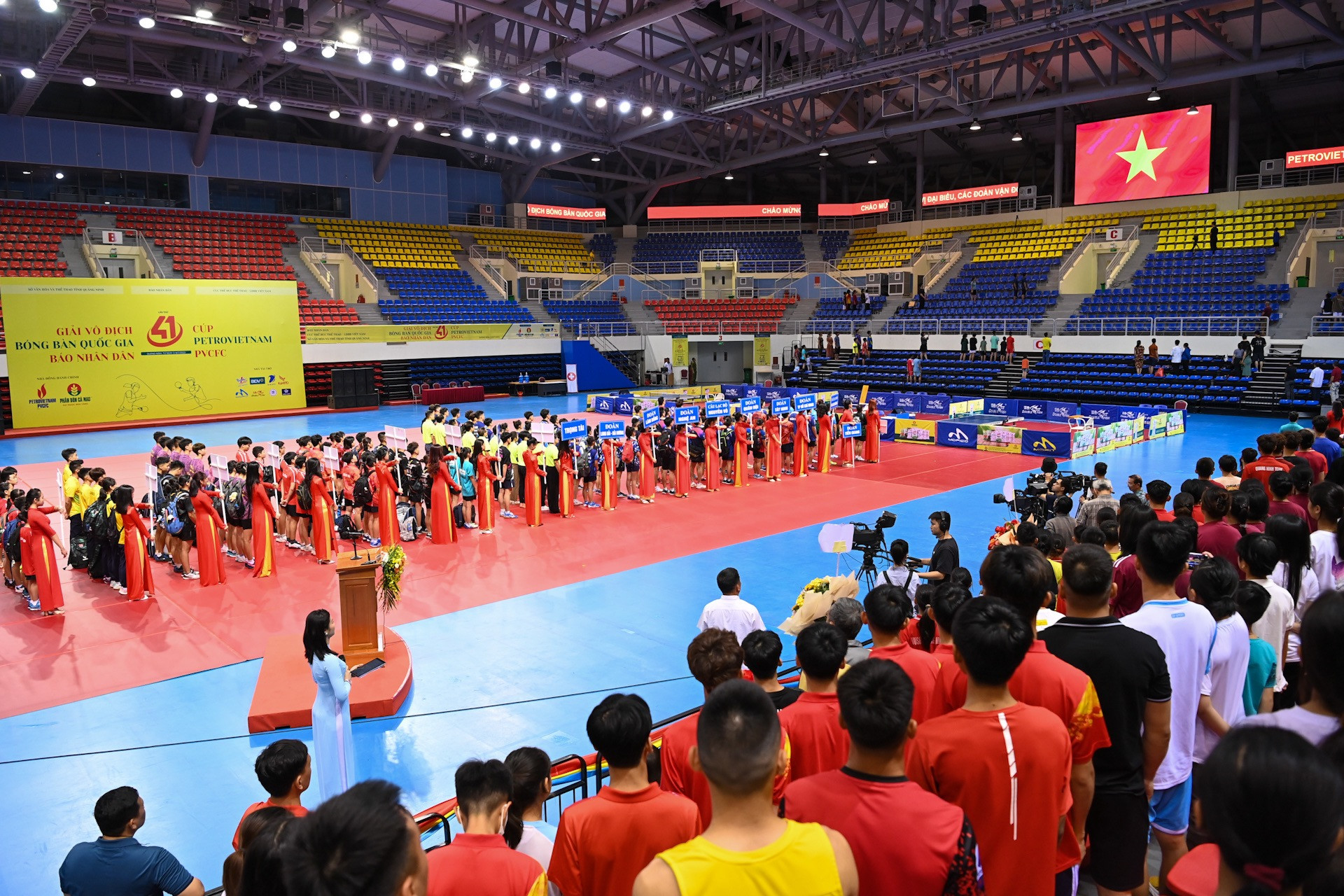 Nghi thức chào cờ thiêng liêng.