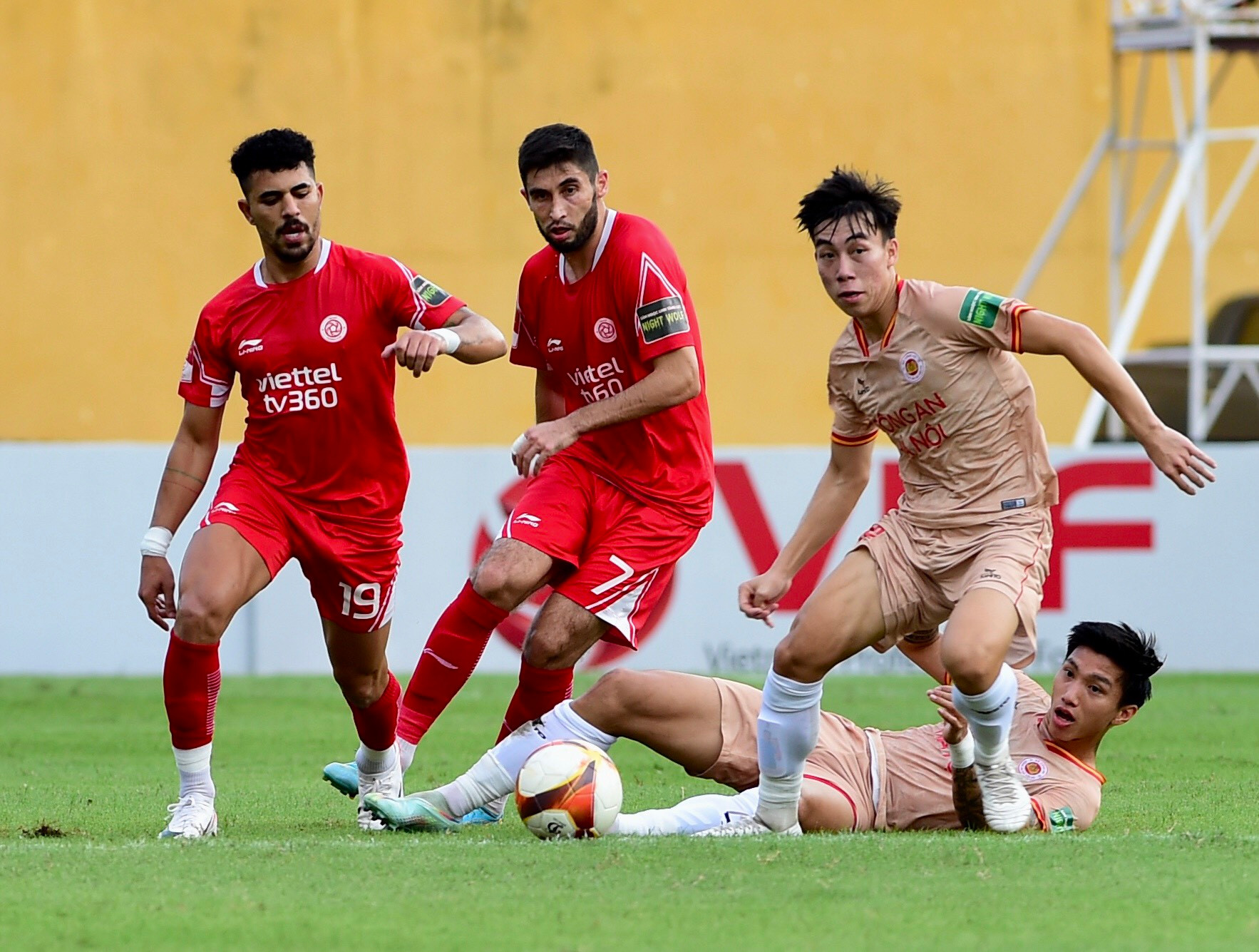 Giao tranh quyết liệt khu vực trung tuyến.