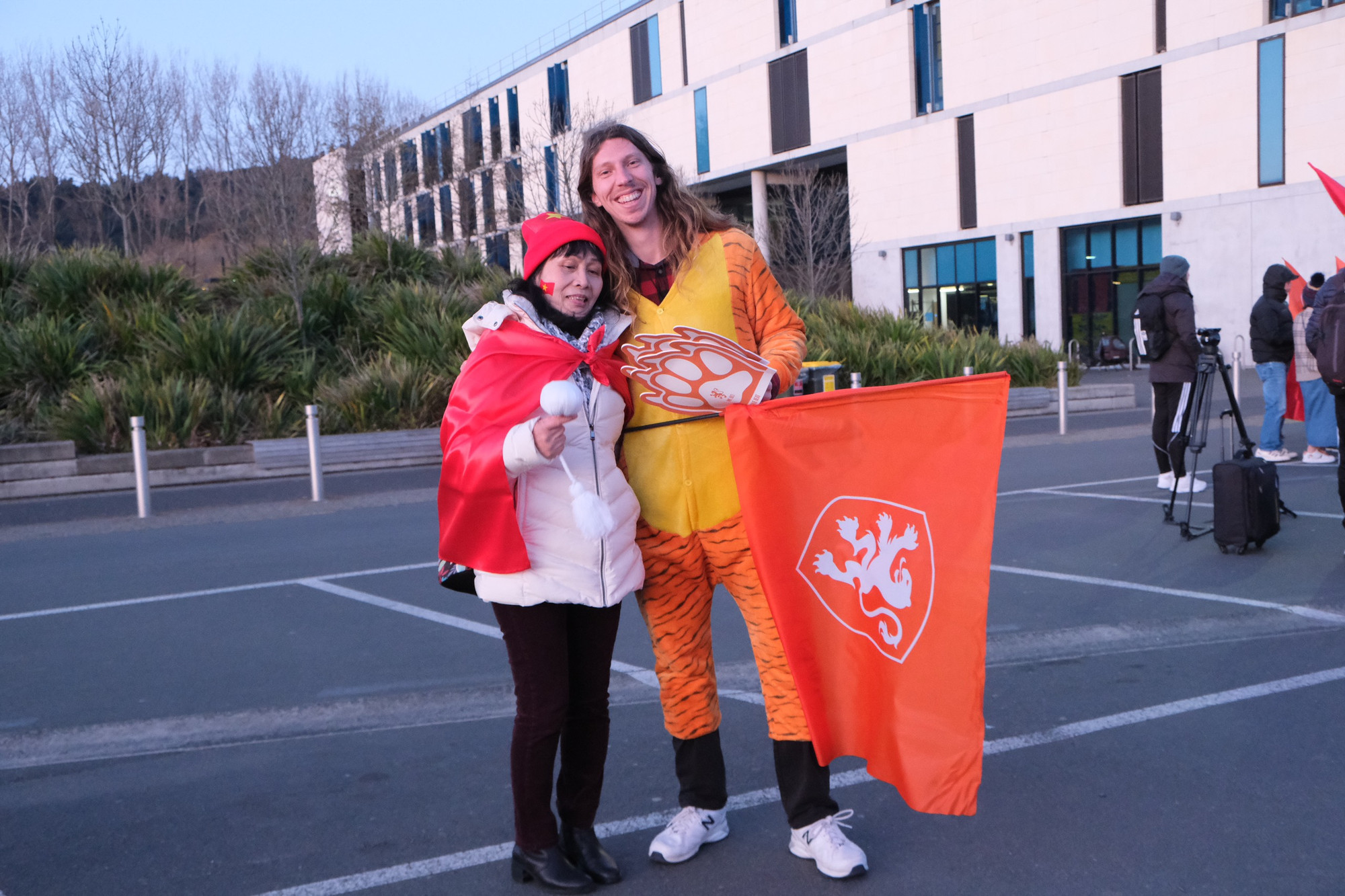 Người hâm mộ hai nước giao lưu.