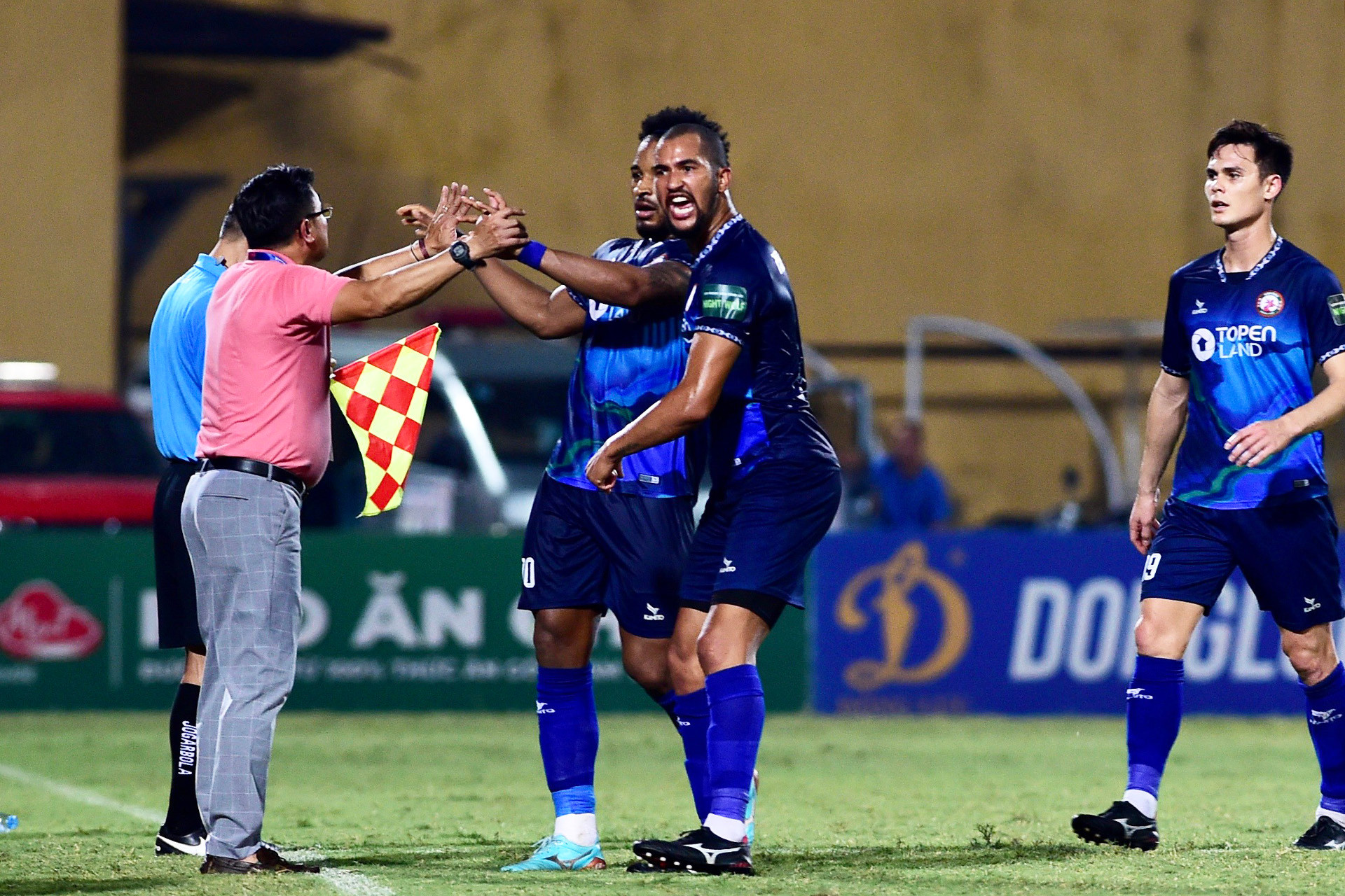 [Ảnh] Hà Nội rượt đuổi tỷ số cùng Bình Định ảnh 9