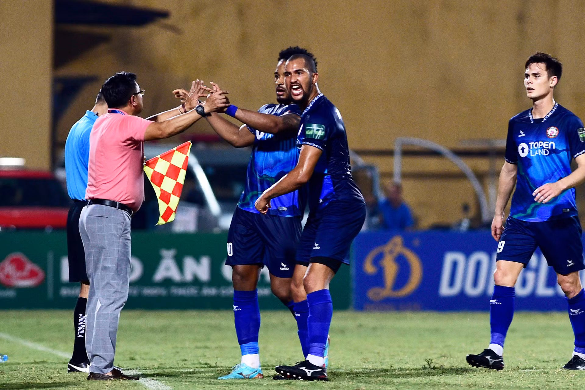 [Ảnh] Hà Nội rượt đuổi tỷ số cùng Bình Định ảnh 9