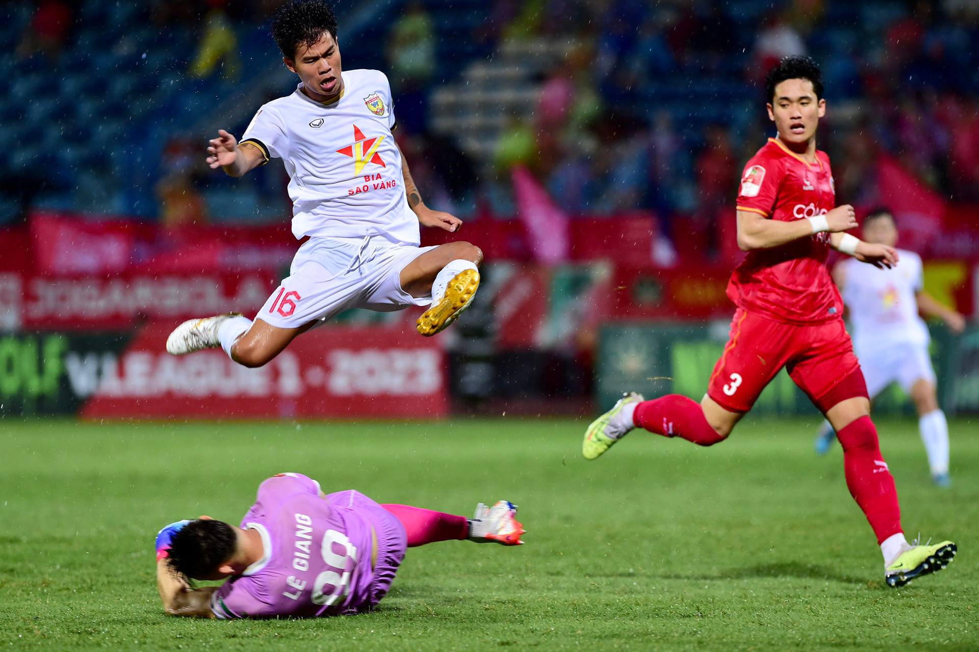 Hồng Lĩnh Hà Tĩnh chơi khởi sắc trong những phút đầu hiệp 2.