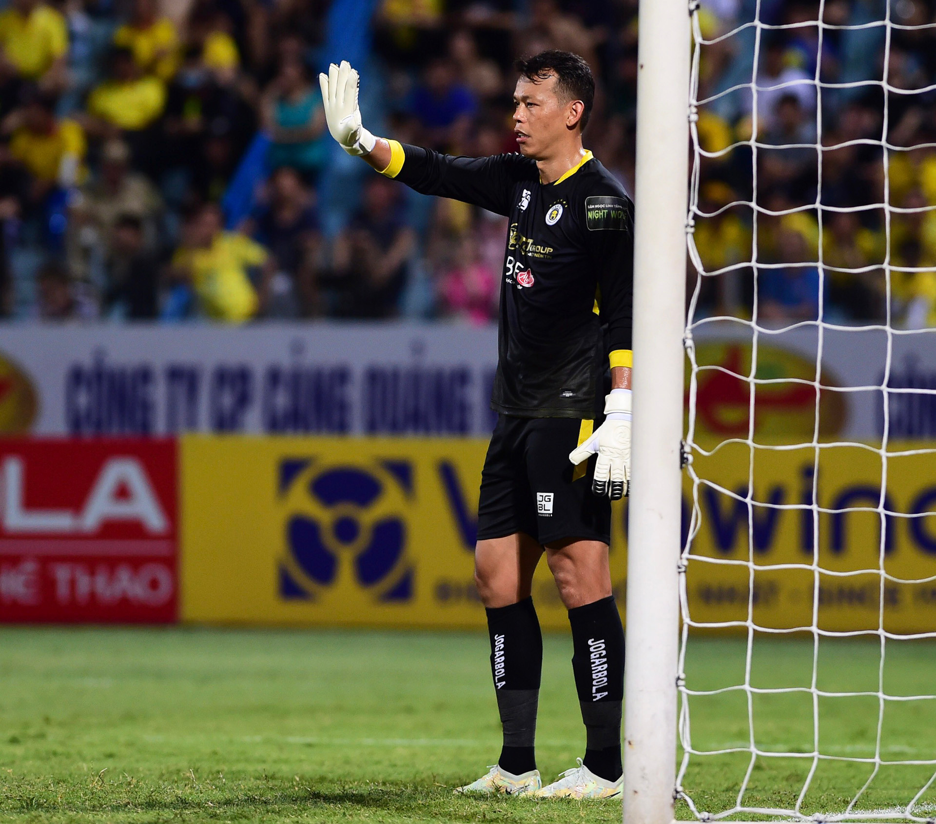 Thủ môn Tấn Trường thi đấu ấn tượng khi cứu nhiều tình huống nguy hiểm cho đội nhà.