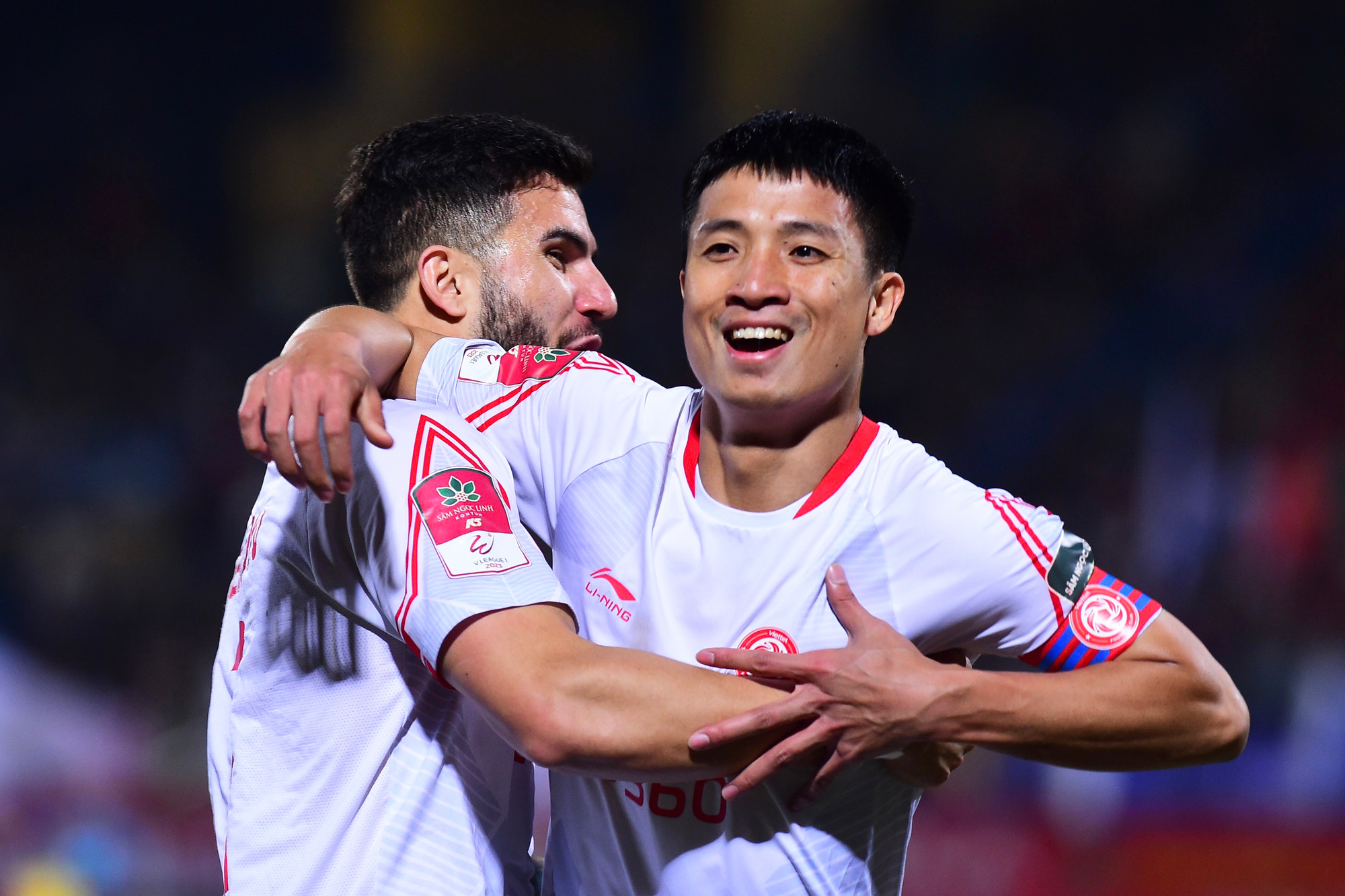 Sự phấn khích của Bùi Tiến Dũng và ngoại binh Abdumuminov Jakhongir.