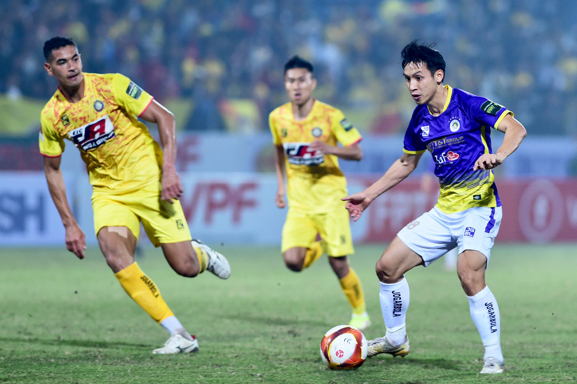 Hùng Dũng điều tiết tuyến giữa khá hiệu quả.