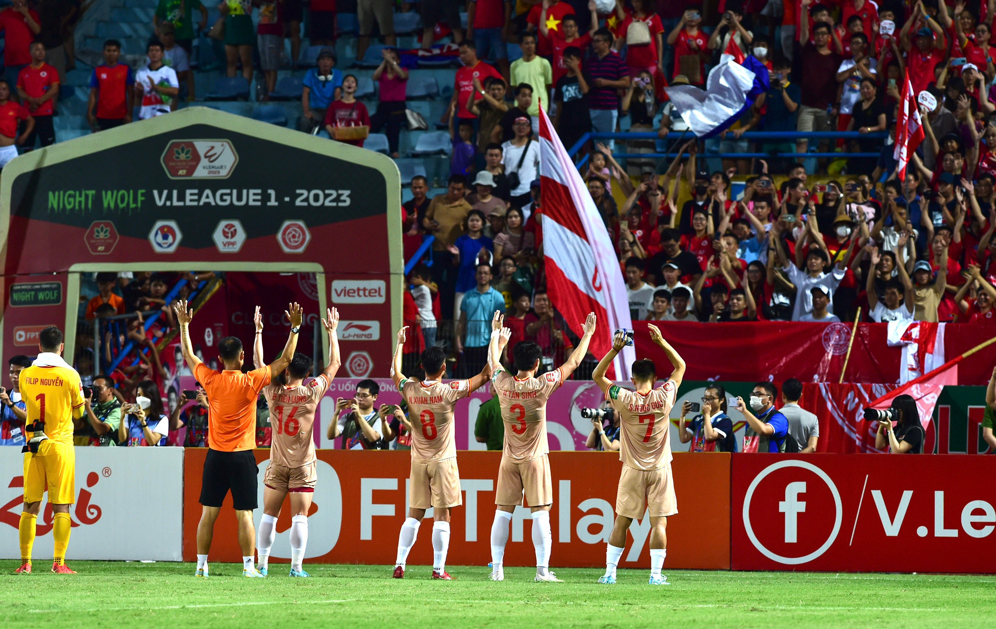 Các cầu thủ Công an Hà Nội cảm ơn khán giả đã tới cổ vũ cho đội bóng.