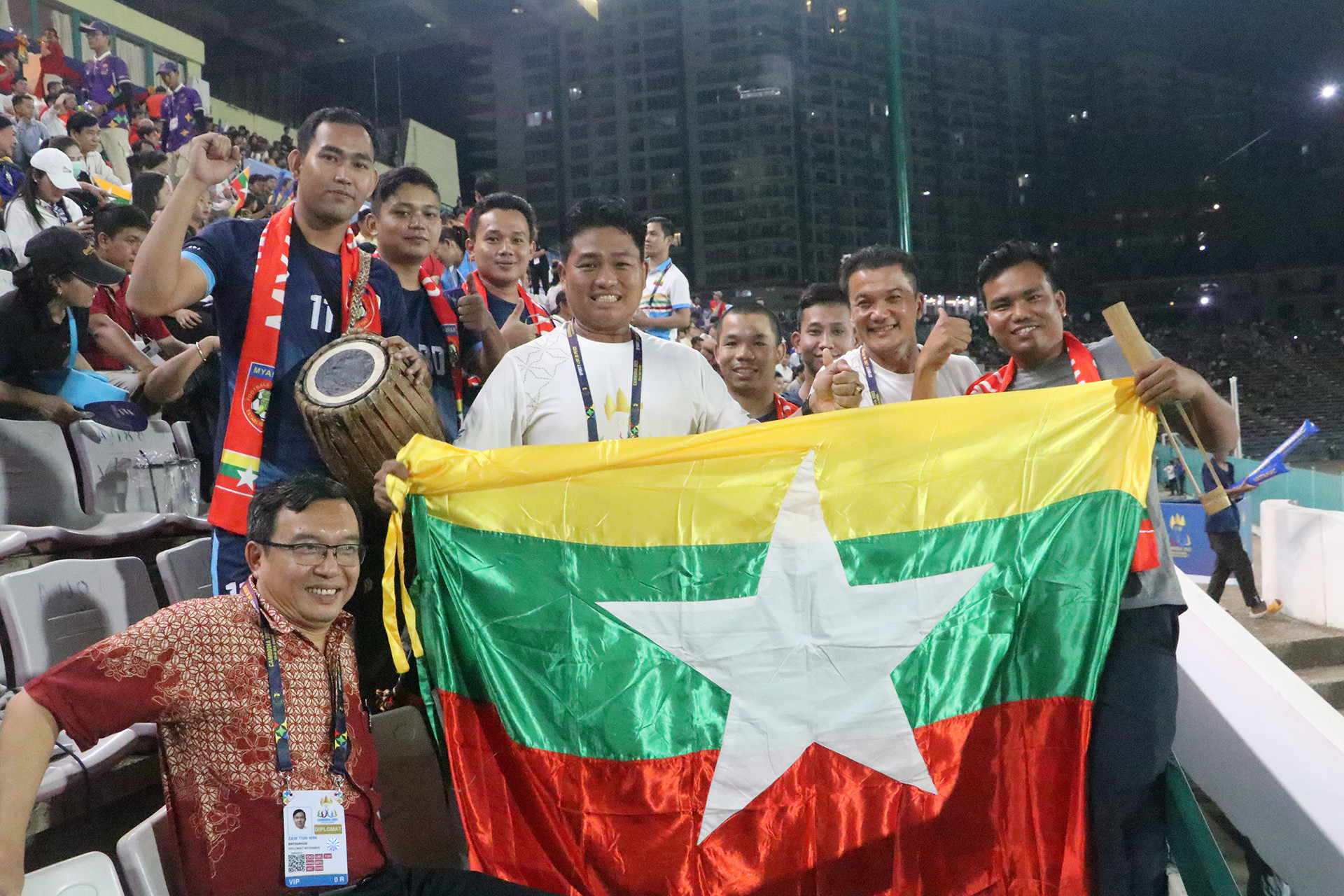 Cổ động viên Myanmar tin đội nhà sẽ vô địch bóng đá nữ tại SEA Games lần này. Cổ động viên Myanmar tin đội nhà sẽ vô địch bóng đá nữ tại SEA Games lần này.