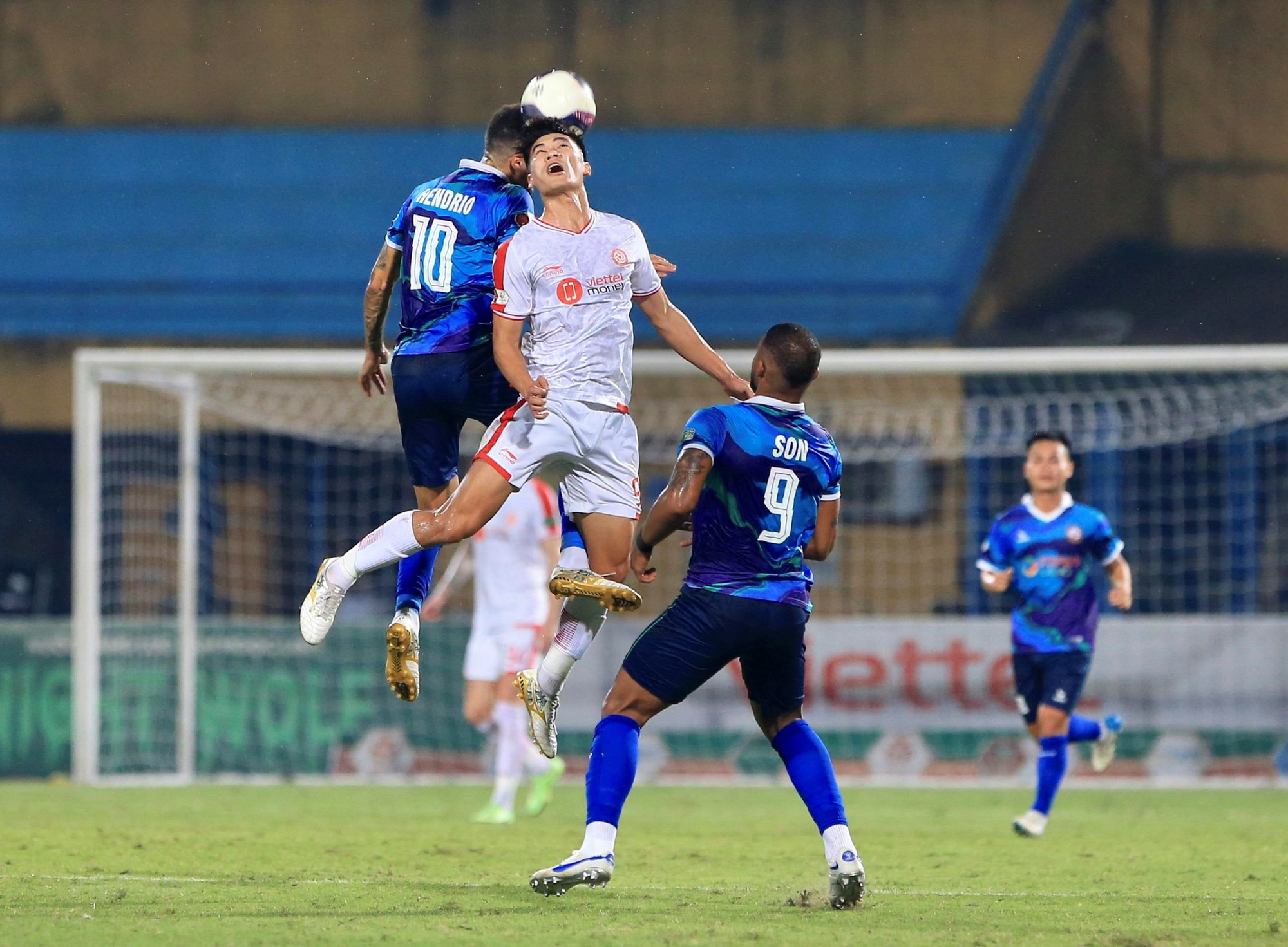 Giải vô địch quốc gia V-League còn thiếu chuyên nghiệp và sức hút. (Ảnh: TTXVN)