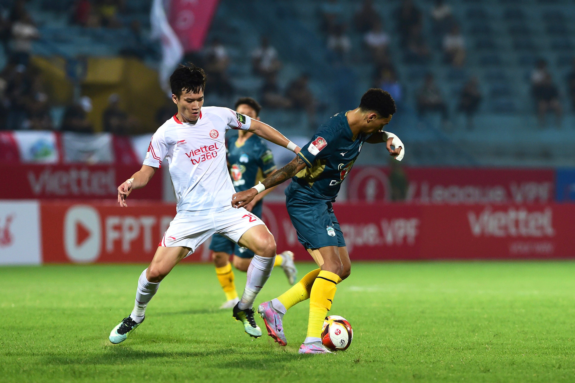 Viettel nhập cuộc đầy hứng khởi trên sân nhà cùng sự cổ vũ cuồng nhiệt.