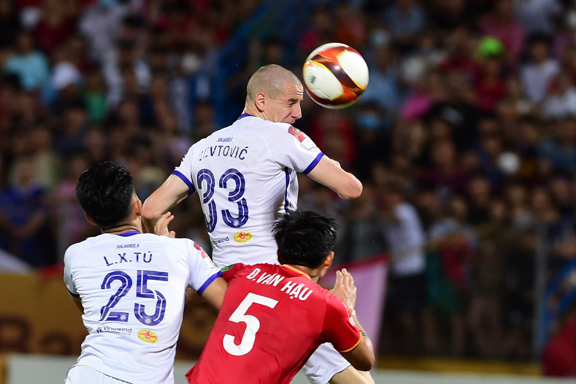 Đến phút 23, Jevtovic dứt điểm chính xác từ trong vòng cấm địa, gỡ hòa 1-1 cho CLB Hà Nội.