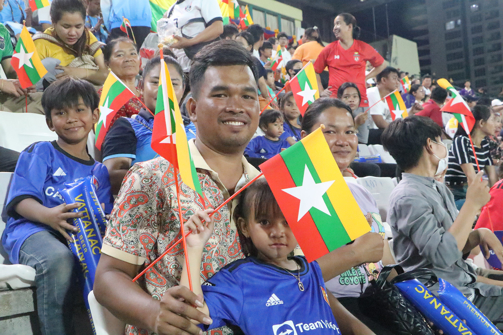 Một gia đình cổ động viên Myanmar. Một gia đình cổ động viên Myanmar.
